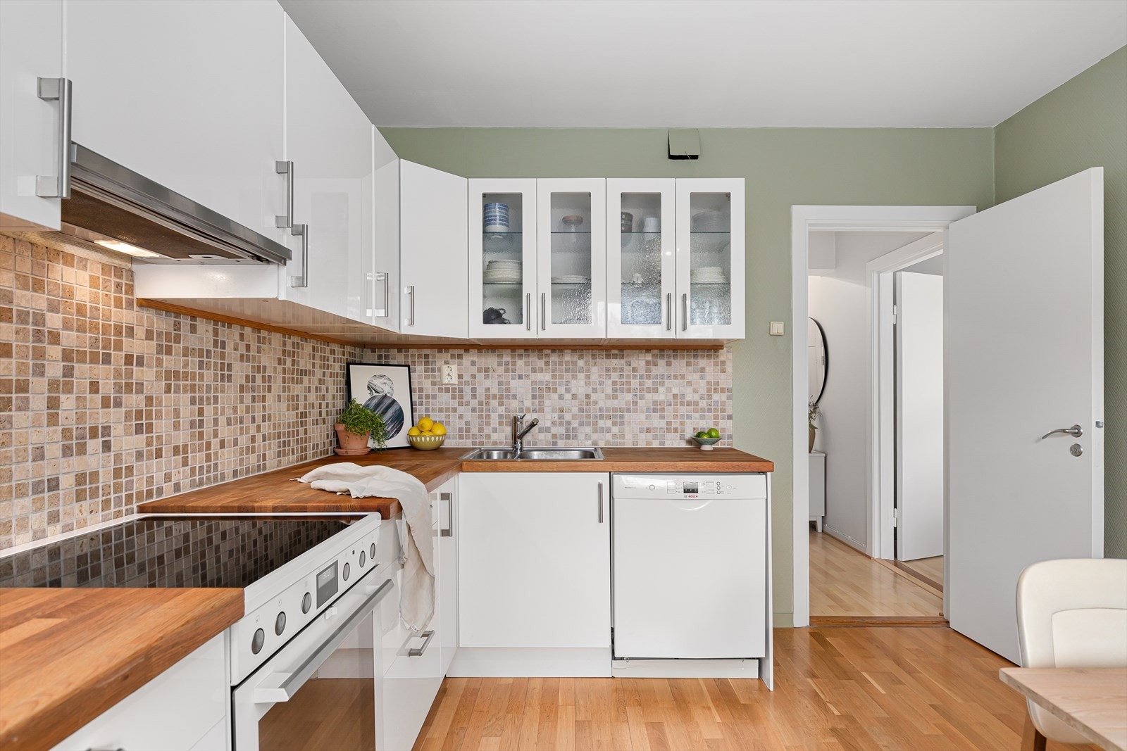 Tiltalende kjøkken med god skap- og benkeplass Galleribilde