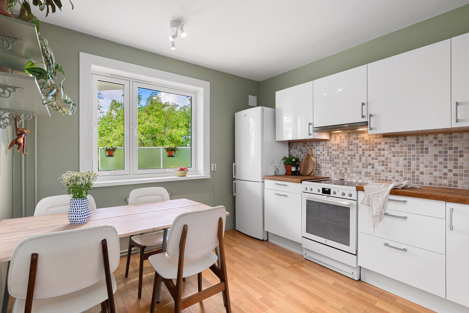 Kjøkkenet er romslig og har god plass til spisebord. Galleribilde