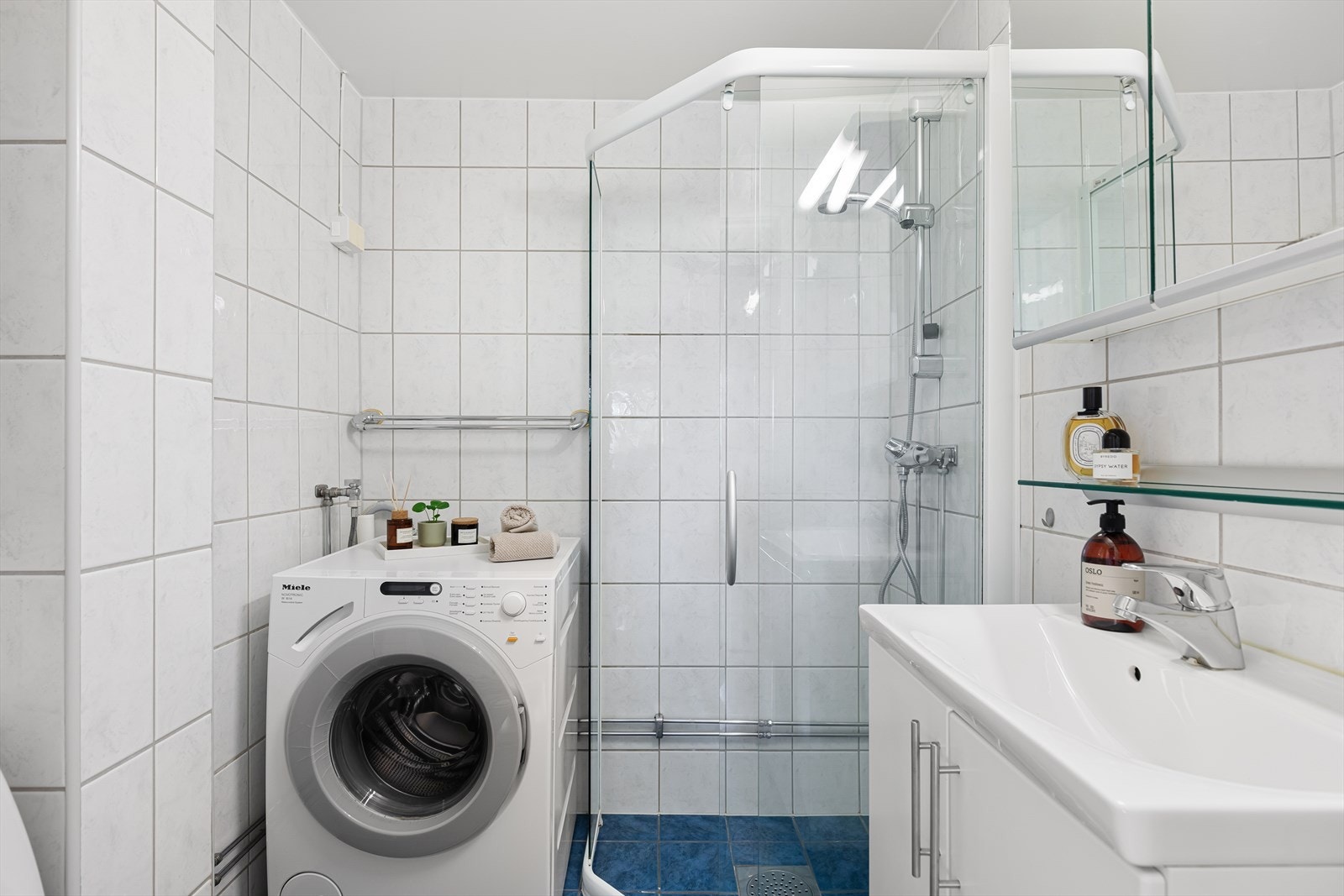 Flislagt bad med opplegg for vaskemaskin og varmekabler i gulv Galleribilde