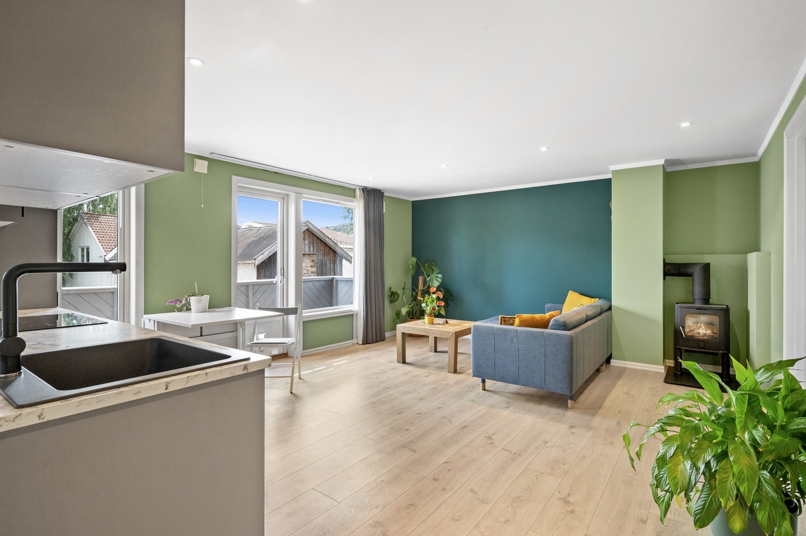 Store vindusflater slipper inn rikelig med lys og skaper en lys og luftig atmosfære i stuen. Galleribilde