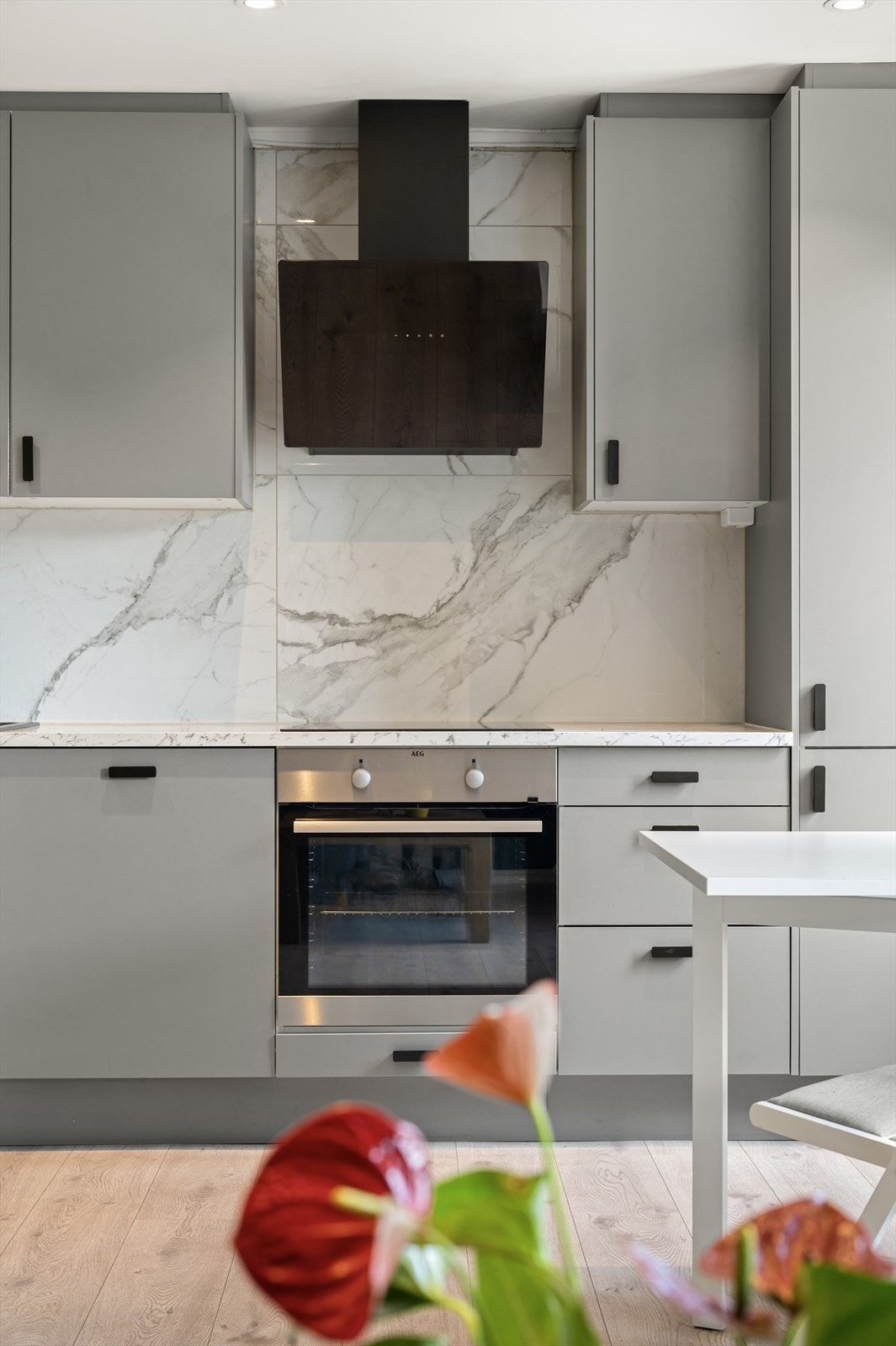 Hvitevarene er sømløst integrert i innredningen og består av stekeovn og platetopp, oppvaskmaskin og kjøleskap med fryser. Galleribilde