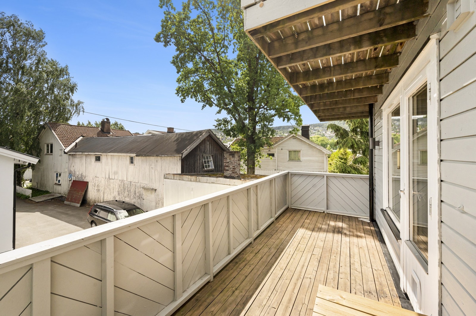 Balkongen føles som en naturlig forlengelse av stuen på sommerstid. Galleribilde