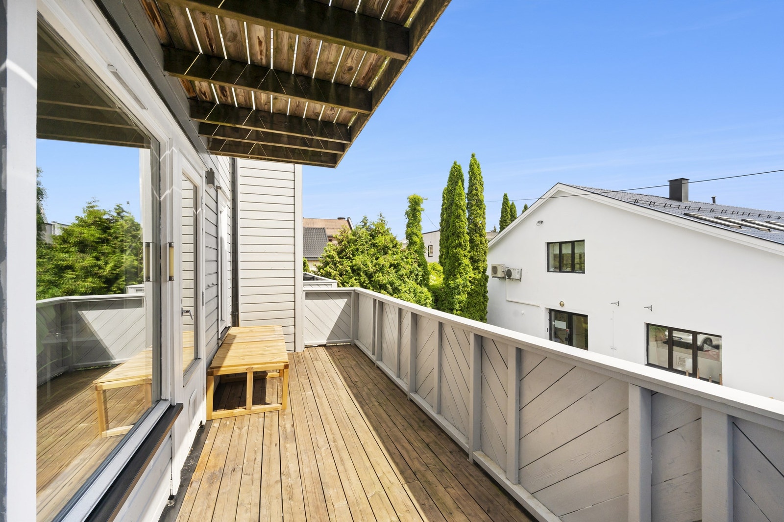 Leiligheten har en romslig sydøstvendt balkong. Leiligheten ligger sentralt på Strømsø med kort vei til de fleste servicetilbud og med gangavstand til sentrum med alle servicetilbud. Galleribilde