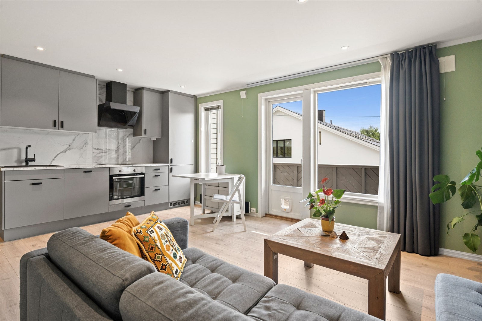 Stuen er romslig og kan følgelig enkelt innredes med det du skulle ønske av sofagruppe med tilhørende salongbord, tv-møblement og annet ønskelig. Galleribilde