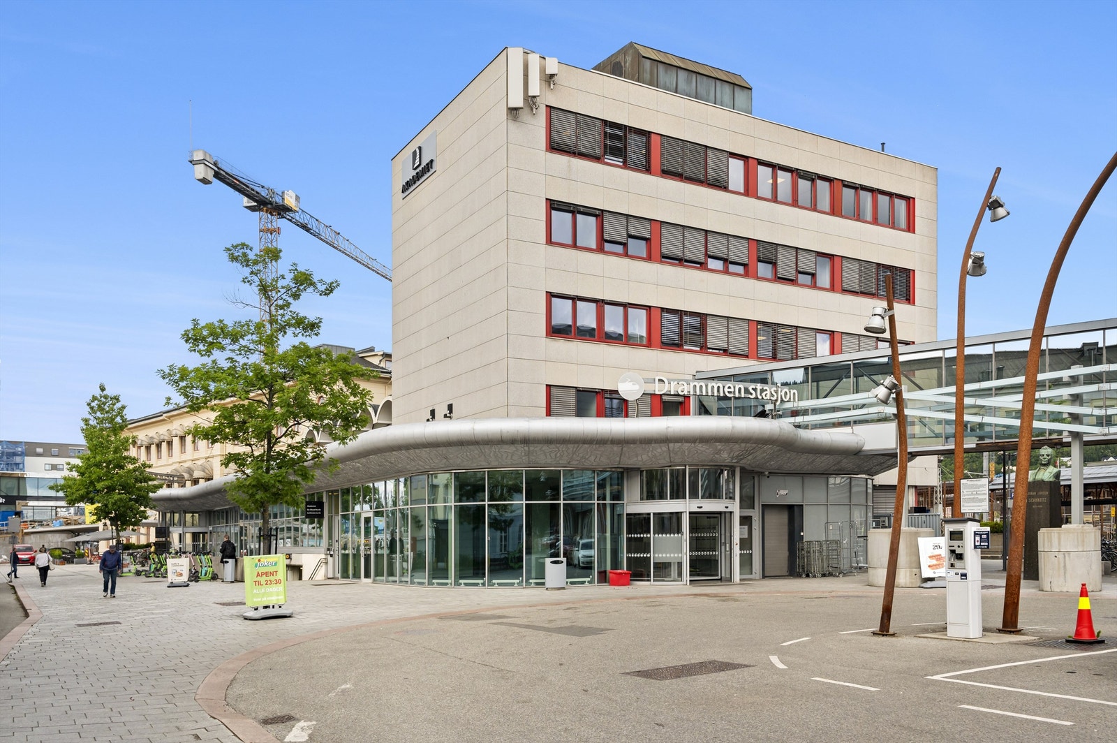 Det er heller ikke lange gåturen til Drammen stasjon der totalt 7 ulike linjer tar deg raskt og enkelt dit du skulle trenge, med hyppige avganger innover mot Oslo. Galleribilde