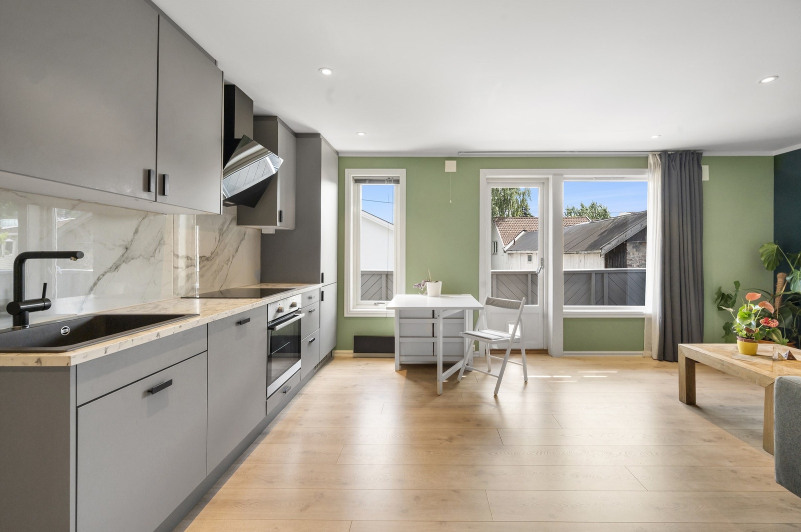 Delikat og pent kjøkken. For mange er kjøkkenet det viktigste rommet i boligen. Her er kjøkkenet holdt i en sosial åpen løsning mot stuen, noe som skaper et naturlig samlingspunkt i leiligheten. Galleribilde