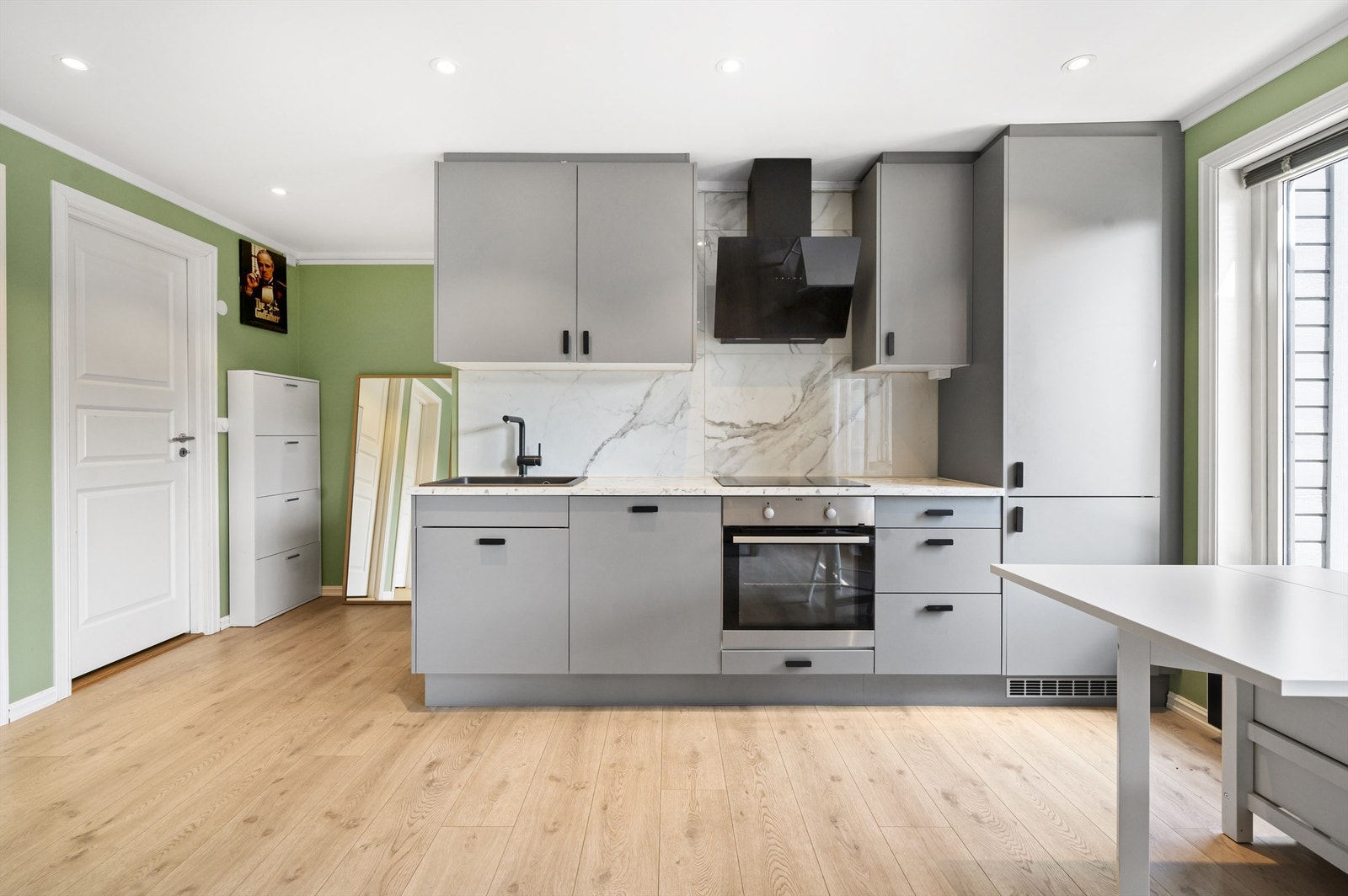 Det er rikelig med oppbevaringsplass i både skuffer og skap. Her er det gode muligheter for å diske opp lekre middager. Galleribilde