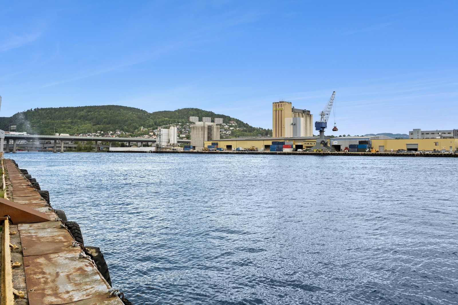 Boligen ligger i et område med kombinert boligbyggelse og industri/butikker. Kort gangavstand til barneskole og dagligvarebutikk. Galleribilde