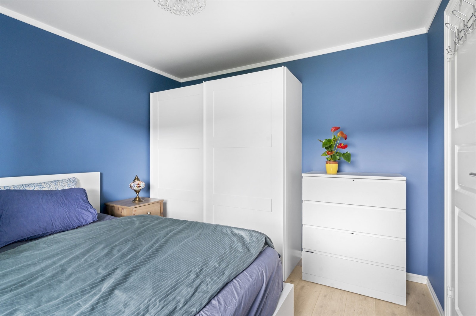 Soverommet er holdt i mørke og behagelige nyanser - perfekte for soverommet. Galleribilde