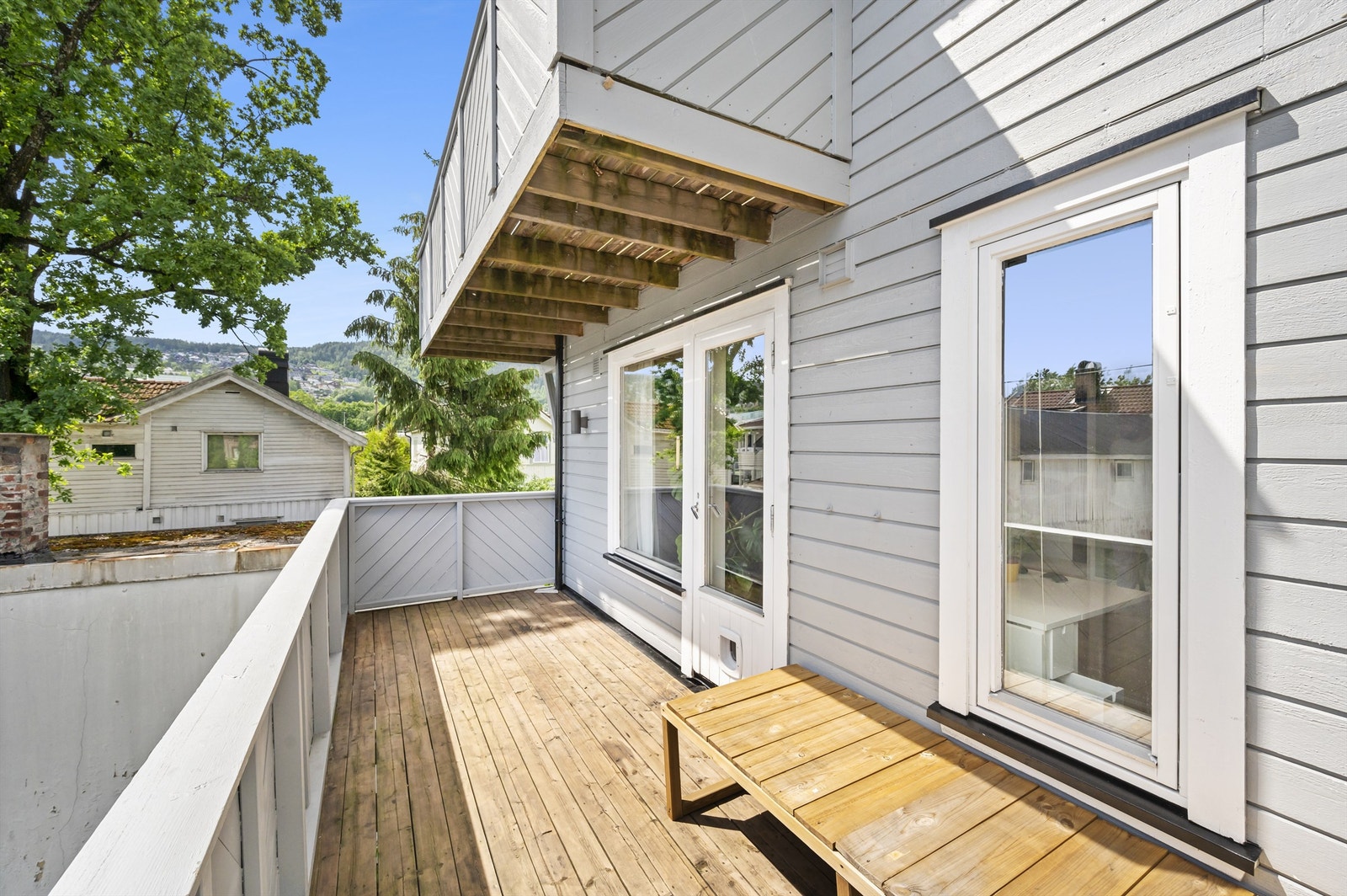 Fra stuen er det utgang til leilighetens herlige sydøstvendte balkong på 11 kvm. Her kan sommerens varme dager nytes i solveggen. Galleribilde