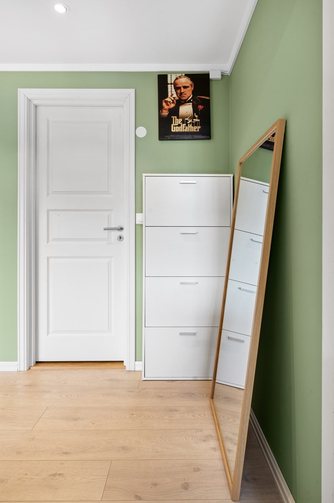 Velkommen inn! Her kan du henge fra deg yttertøyet og sette fra deg sko. Galleribilde