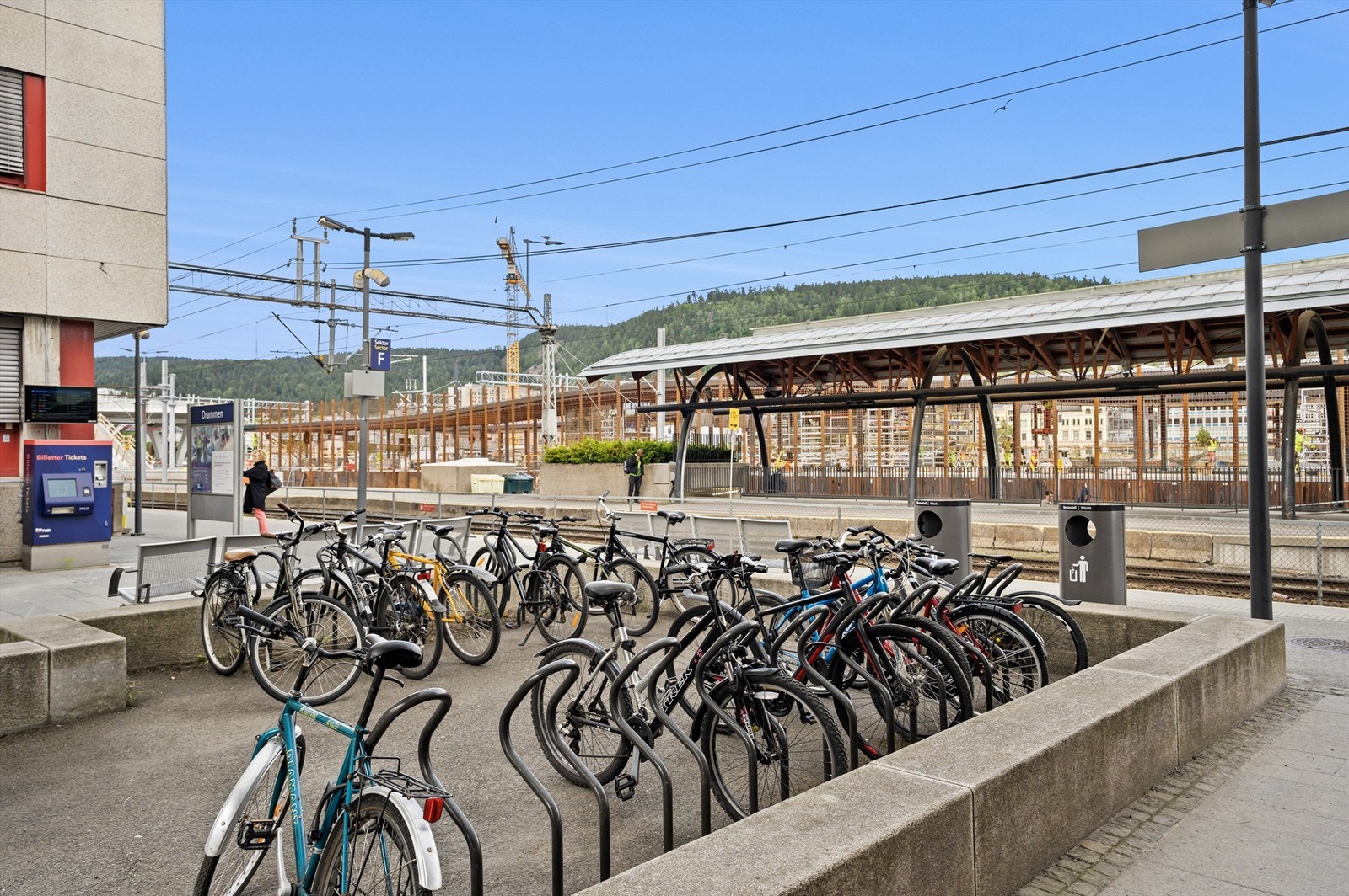Ca. 30 minutter med tog fra Drammen til Oslo. 60 minutter med flytog fra Drammen til Gardermoen. Galleribilde