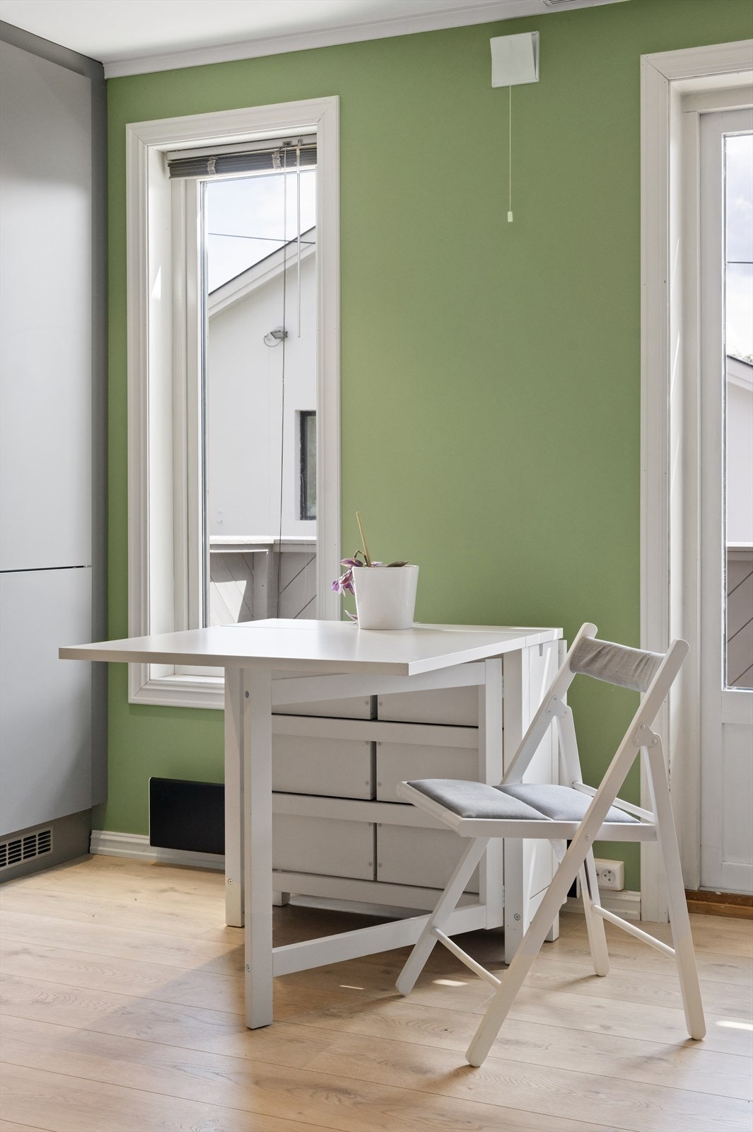 I fin overgang mellom kjøkken og stue er den en naturlig plass for å innrede med et spisebord med mulighet for å invitere på middag. Galleribilde