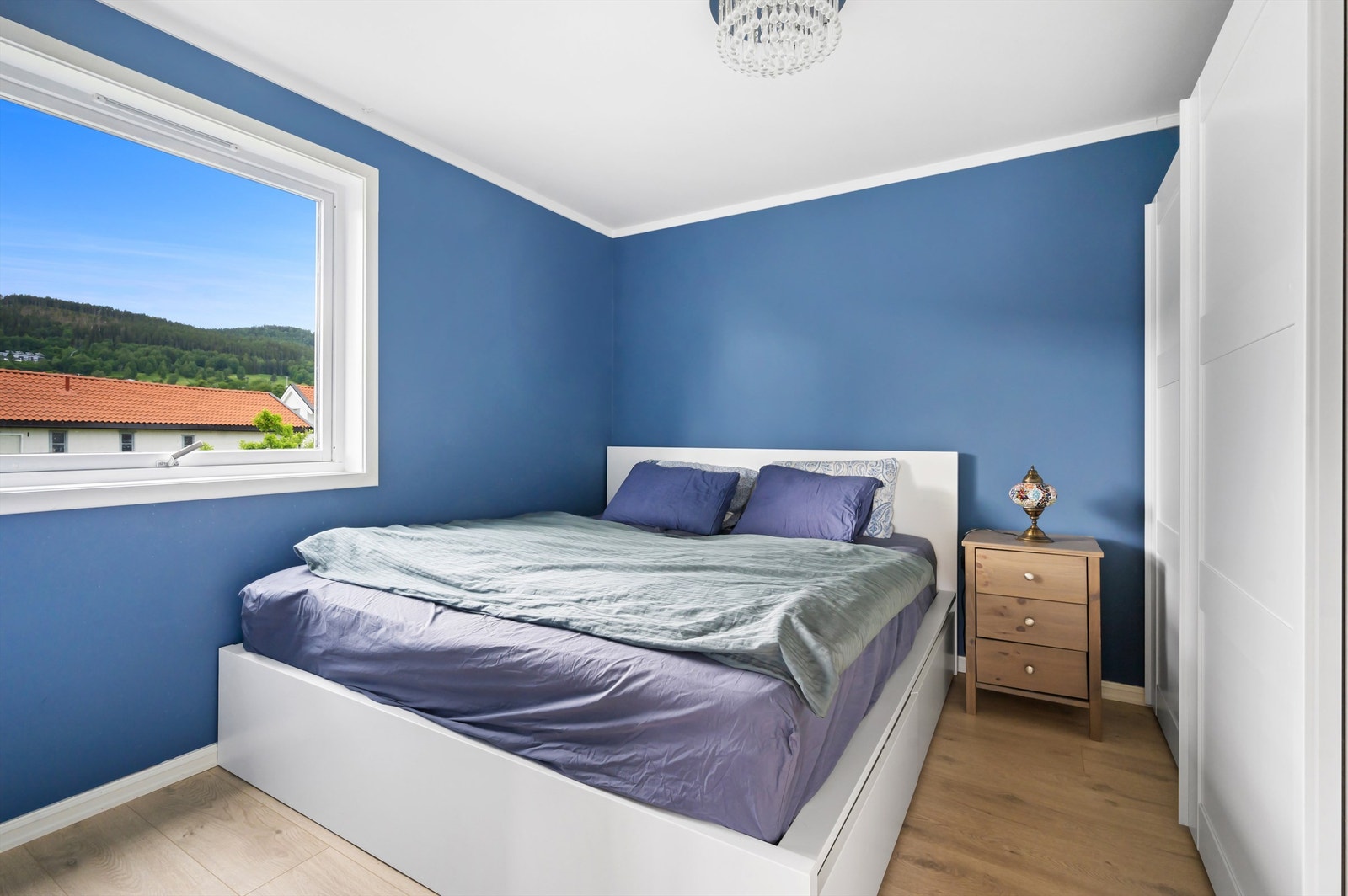 Leilighetens soverom er romslig og har god plass til dobbeltseng med tilhørende nattbord. Det er også god plass for å møblere med ønsket oppbevaringsmøblement. Galleribilde