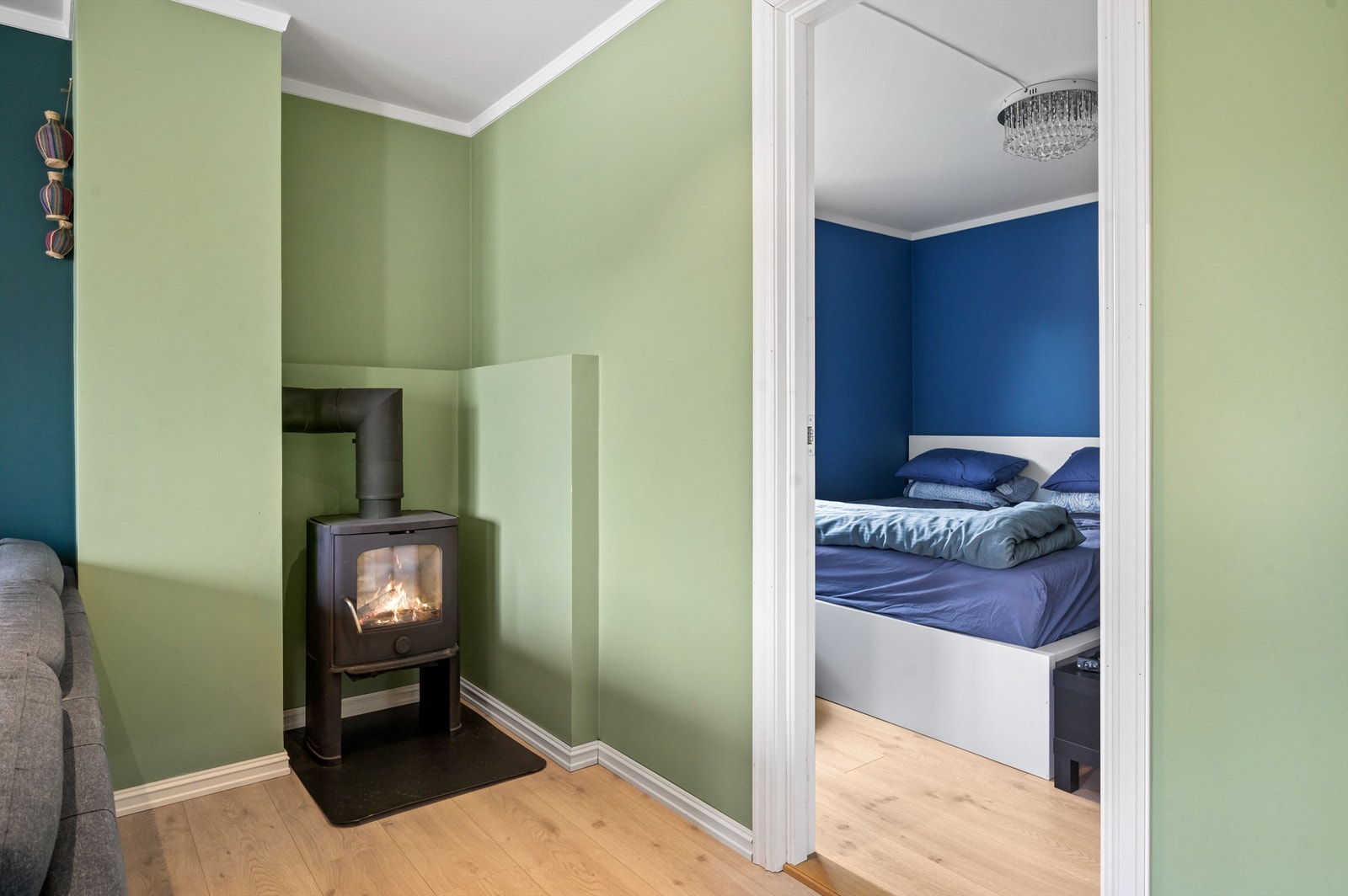 I stuen er det dessuten en hyggelig peisovn, perfekt for kalde vinterkvelder! Galleribilde