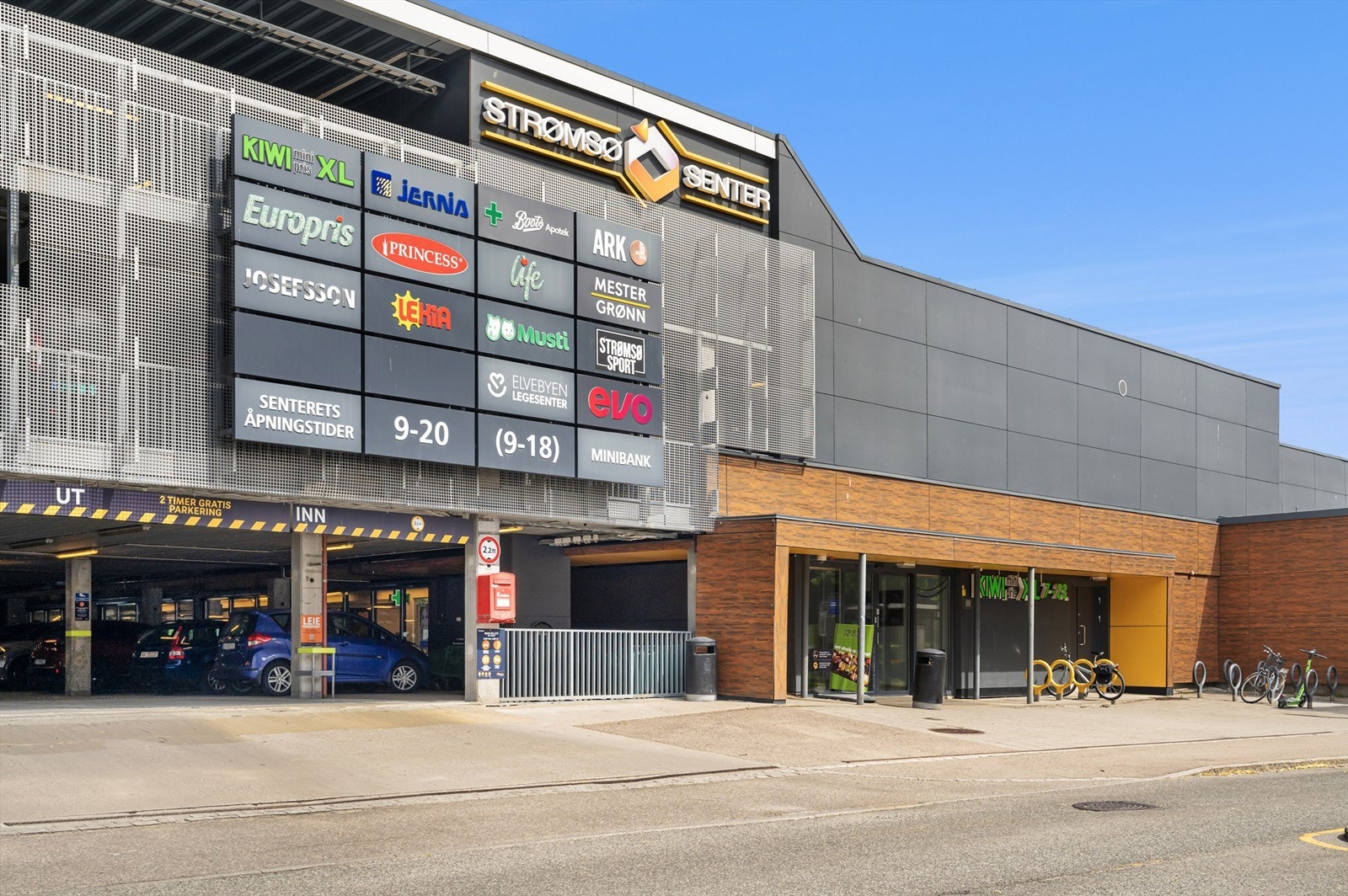 Det er gangavstand til Strømsø senter med i alt 16 flotte butikker. Her finner du en rekke butikker for hus og hjem, mat, service, velvære og fritid og mye mer. Galleribilde