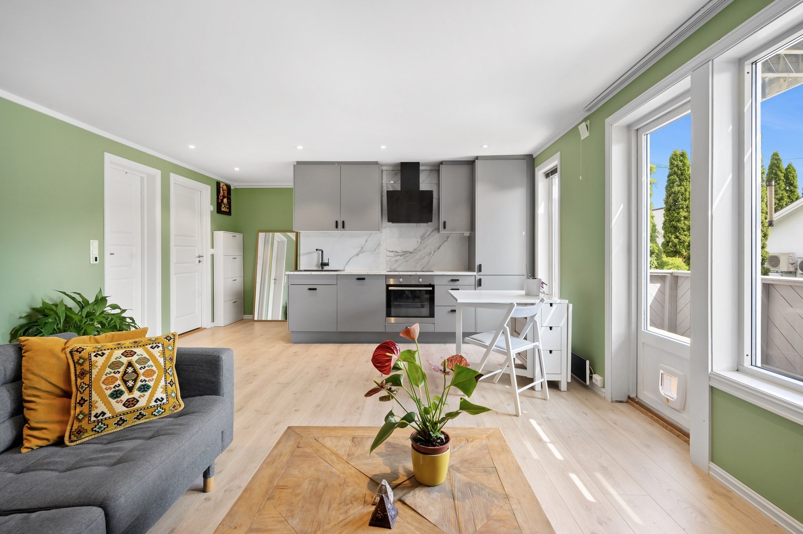 Krogsveen v/ Nhut Nam Huynh har gleden av å presentere denne attraktive 2-roms hjørneleiligheten i Hans Kiærs gate 6. Galleribilde