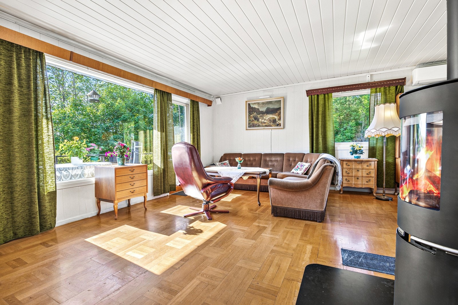 Romslig stue med flere møbleringsmuligheter Galleribilde