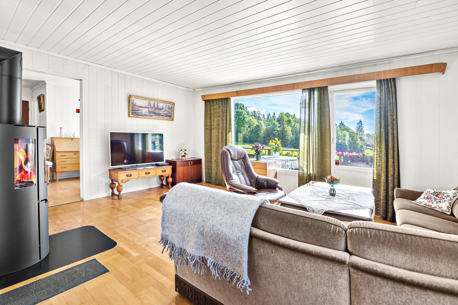 Store vindusflater slipper inn rikelig med naturlig lys Galleribilde