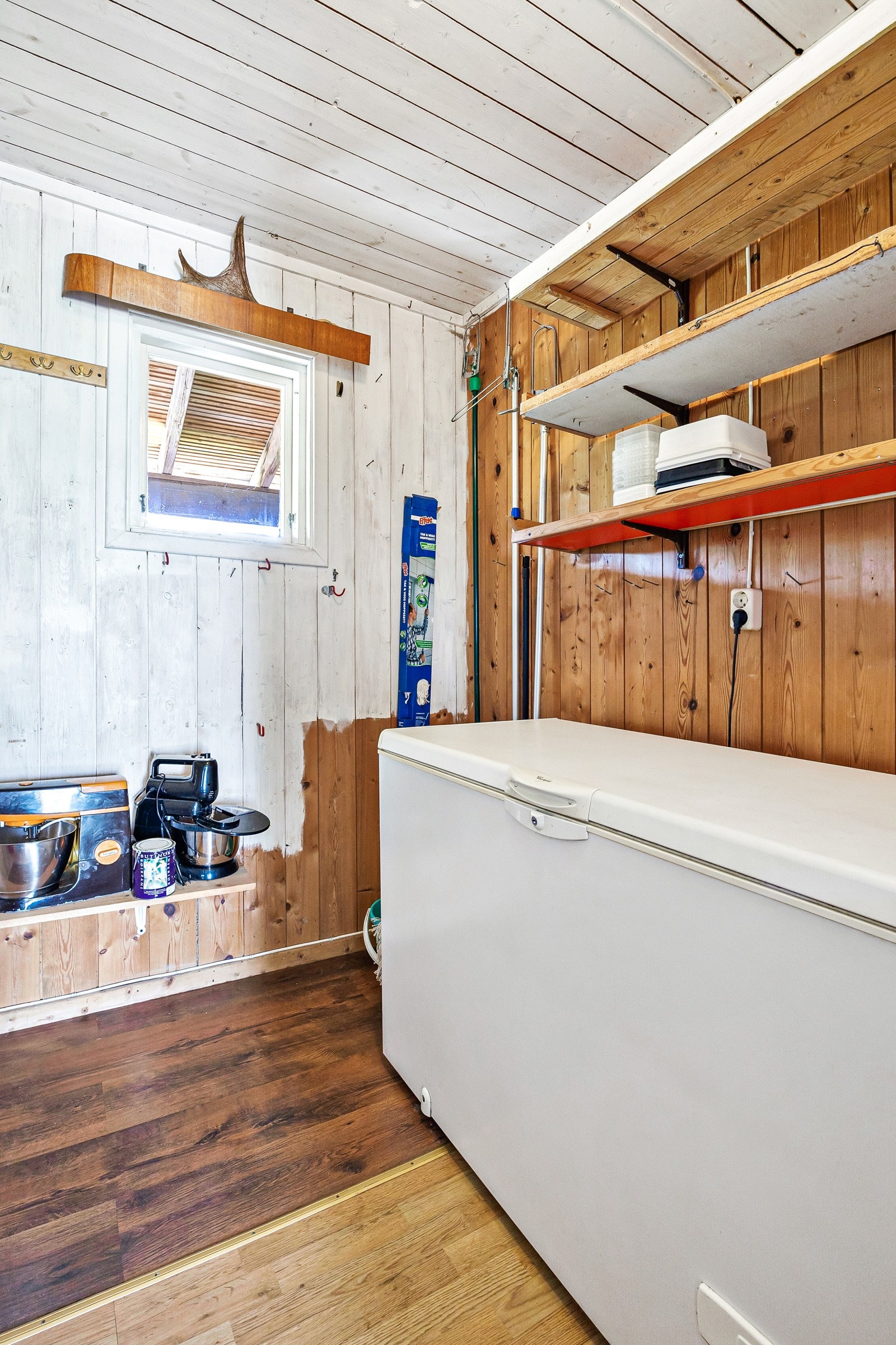 Kjeller med uinnredet kjellerrom, vedbod og to boder. Galleribilde