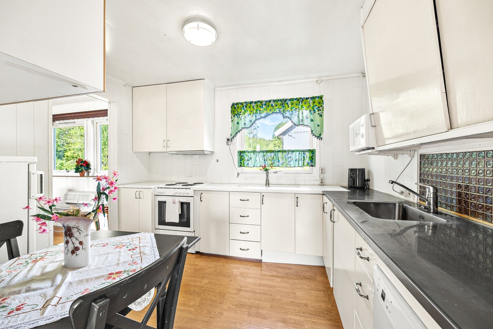 Benkeplater av laminat og benkebeslag, nedfelt oppvaskkum, plass til kjøleskap, komfyr og oppvaskmaskin i benk Galleribilde