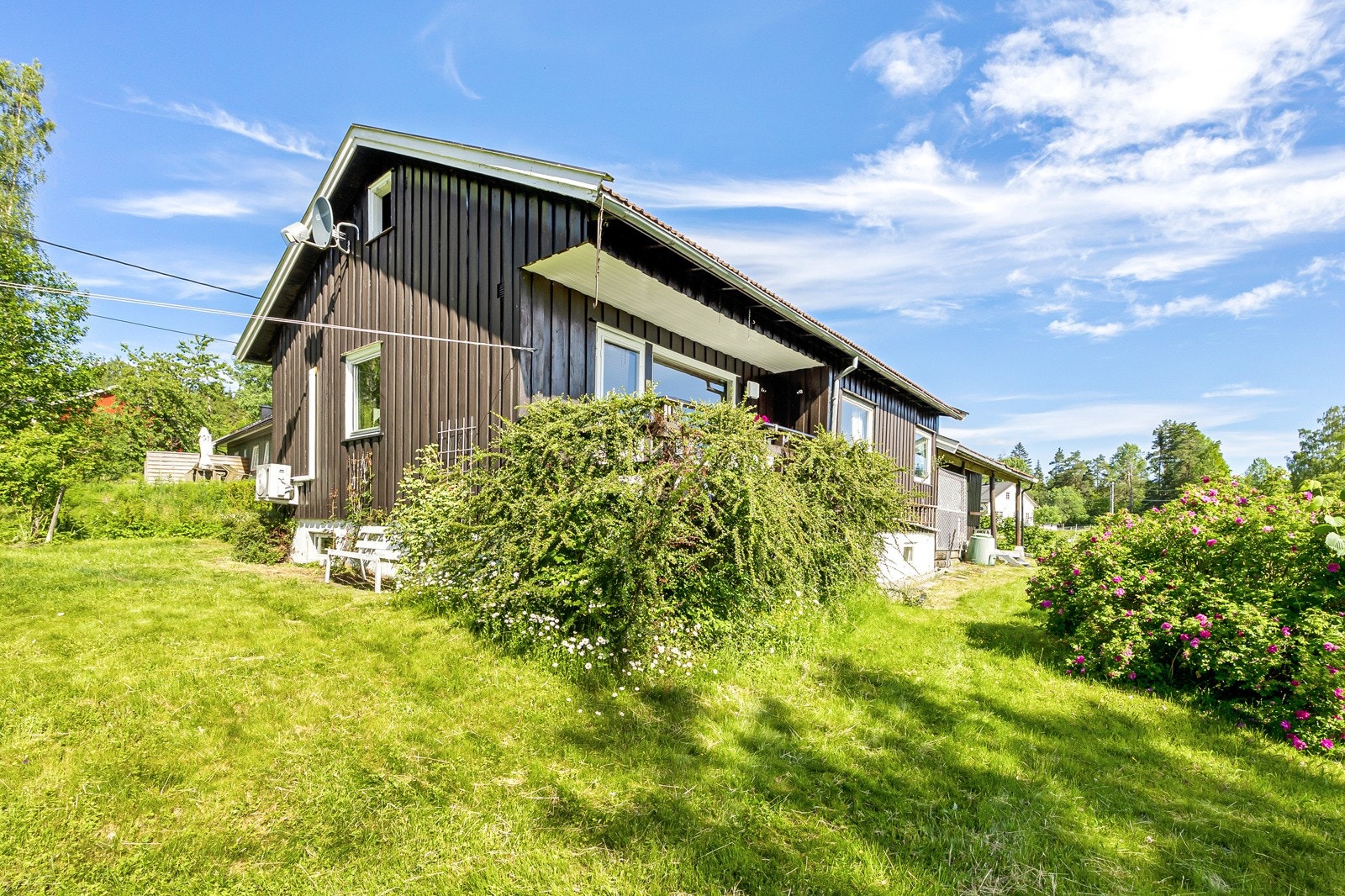 Eiendommen ligger landlig og usjenert til i Åros Galleribilde