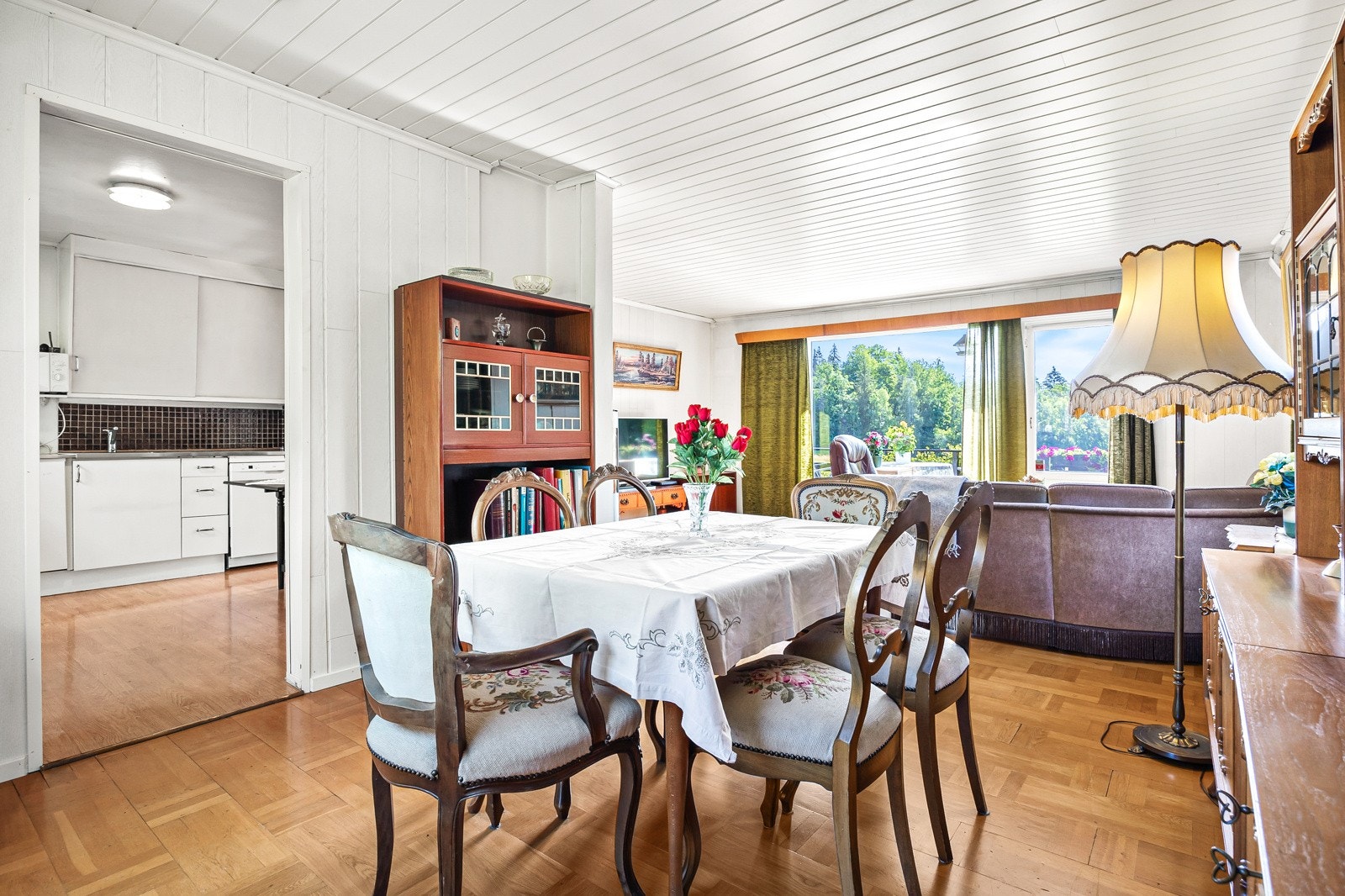 Spiseplass i praktisk tilknytning til kjøkkenet Galleribilde