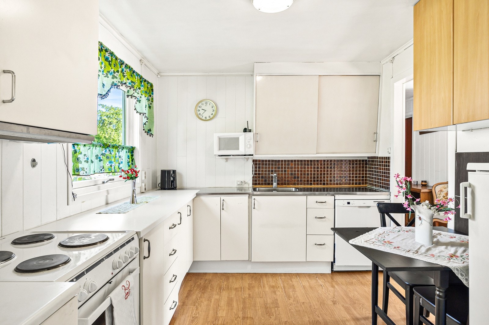 Kjøkken har innredning fra byggeår med slette fronter Galleribilde