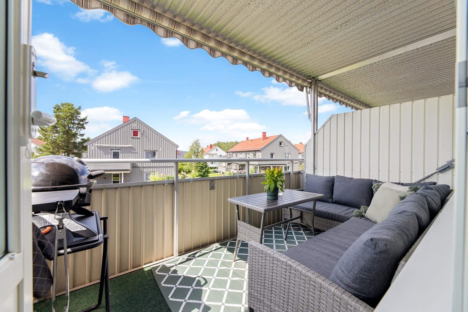 Utgang fra stue til vestvendt balkong på ca 7 m². Galleribilde