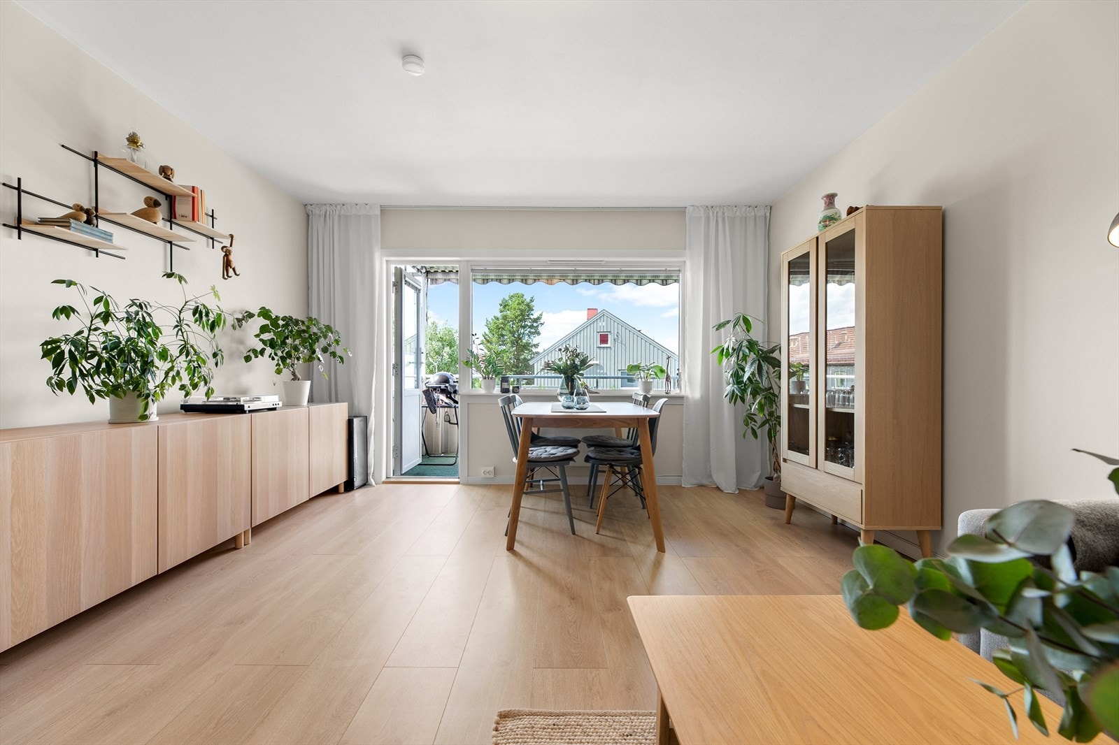 Det er også plass til eget spisebord ved vinduet. Galleribilde