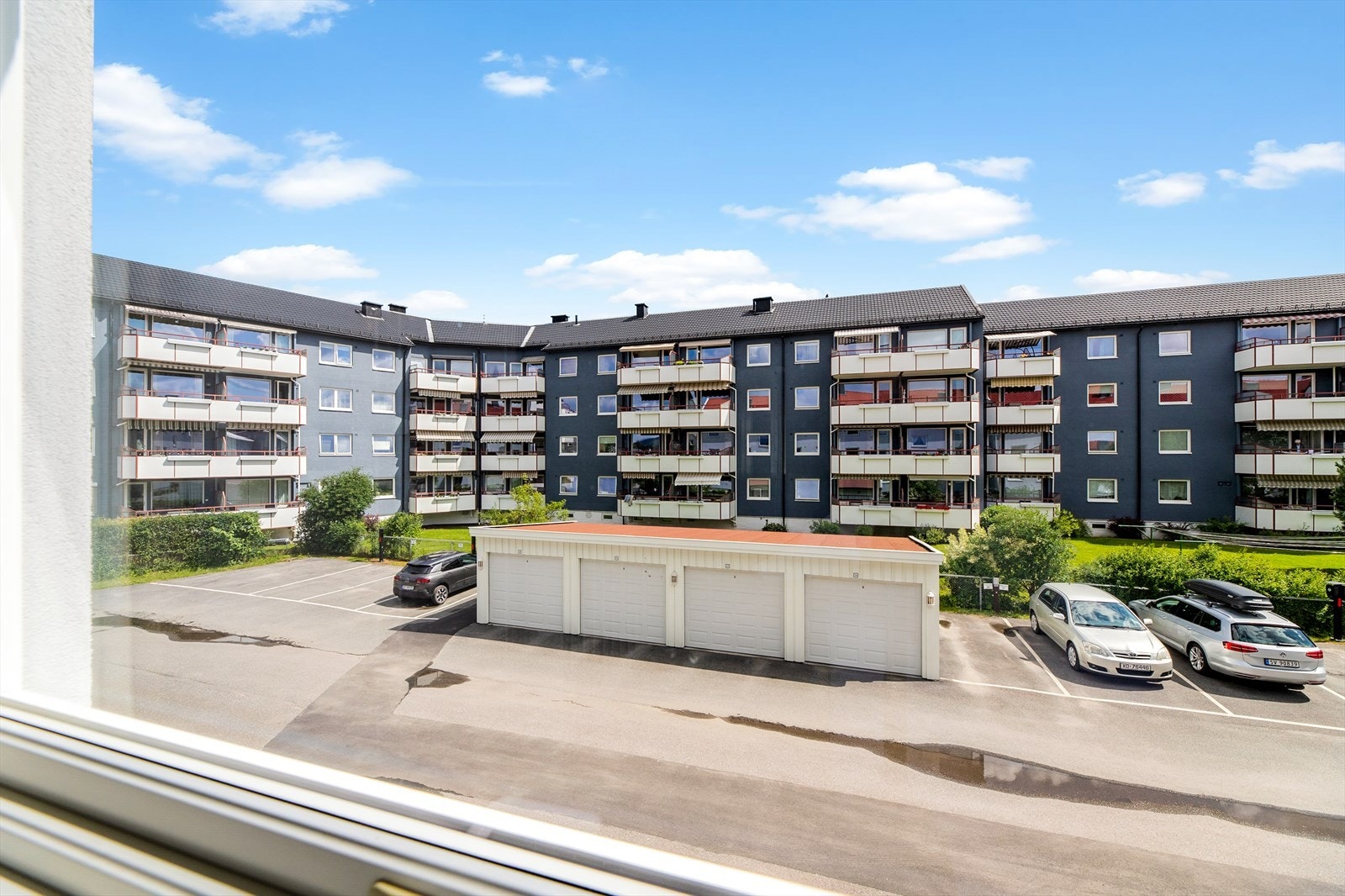 Styret opplyser om at de har utendørs parkeringsplasser ledig for 200 kr/mnd, pr. 29.05.2024. Garasjeplass tildeles etter ansiennitet i borettslaget. Galleribilde