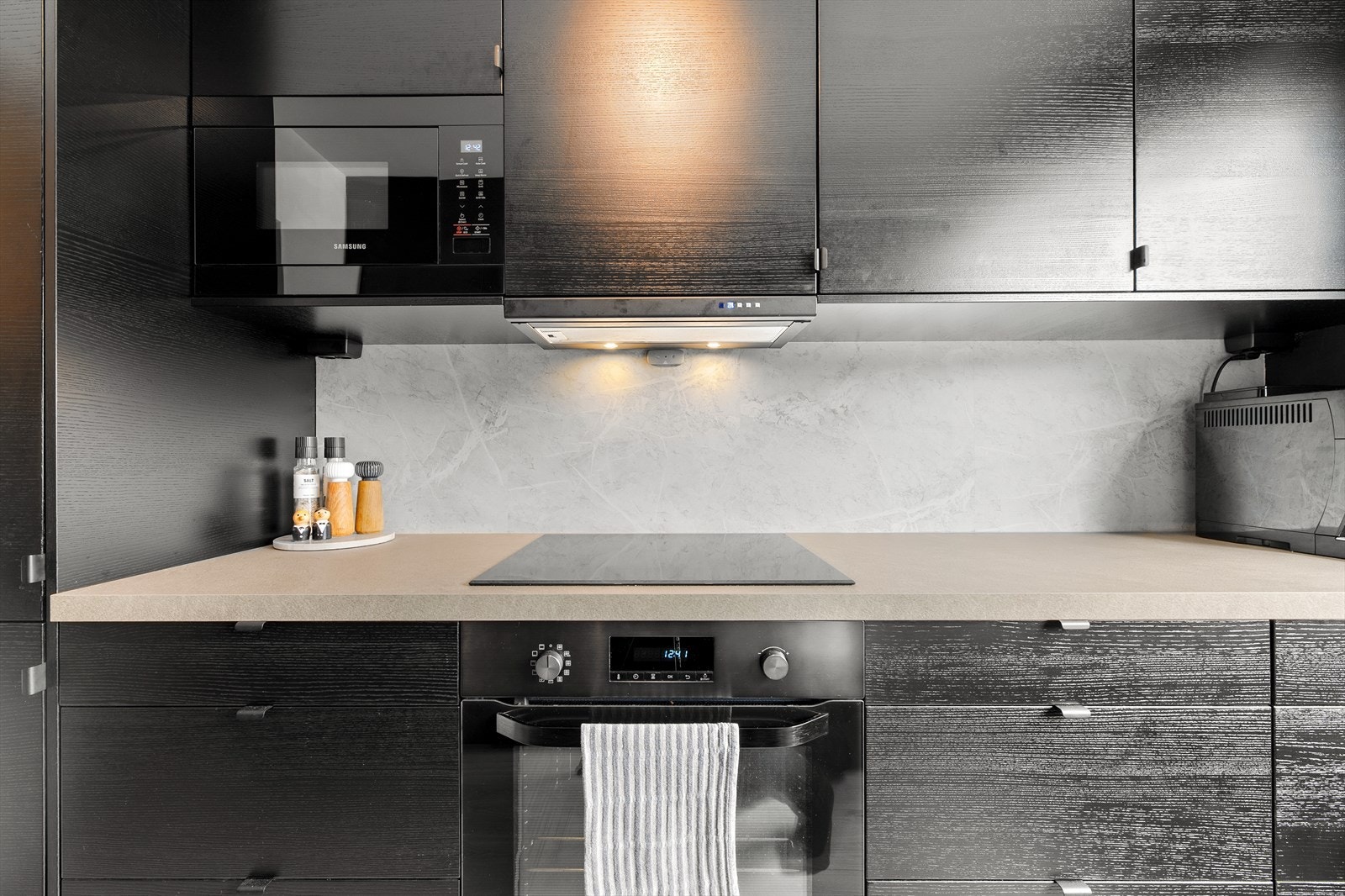 Innredningen består av mekanisk ventilator, integrert platetopp, komfyr og mikrobølgeovn. Galleribilde