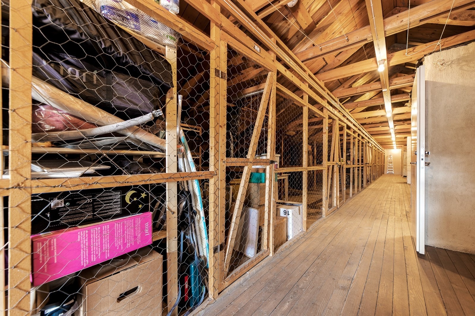 Det medfølger én bod på loft, samt to boder i kjeller - Gode lagringsmuligheter! Galleribilde