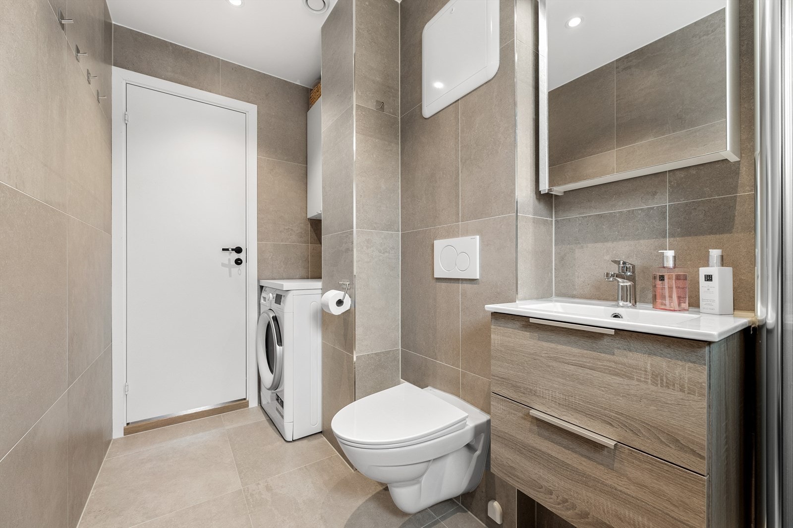 Badet ble også renovert i 2022 og fremstår moderne med fliser på vegg og gulv. Varmekabler i gulv. Galleribilde