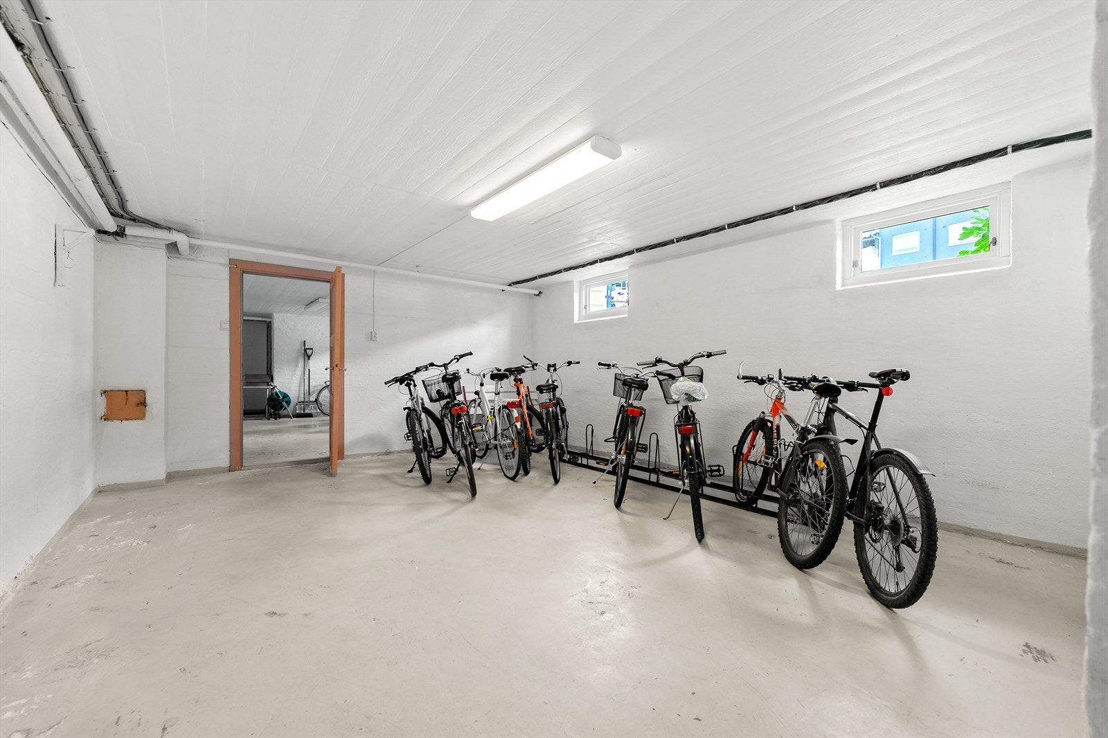Sykkelparkering i kjeller Galleribilde