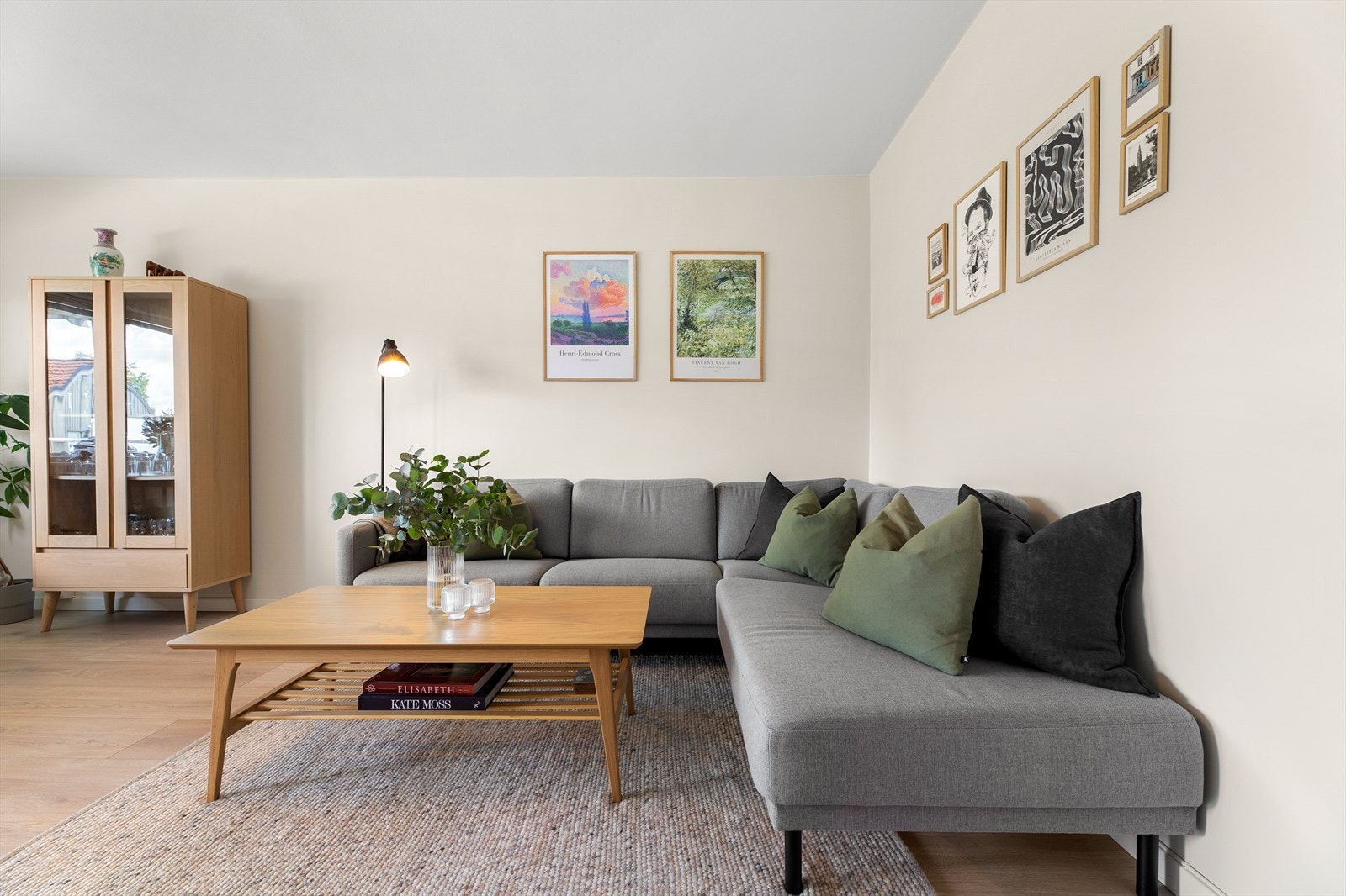 God plass til sofa, skap, bord, tv og tv-møblement. Galleribilde