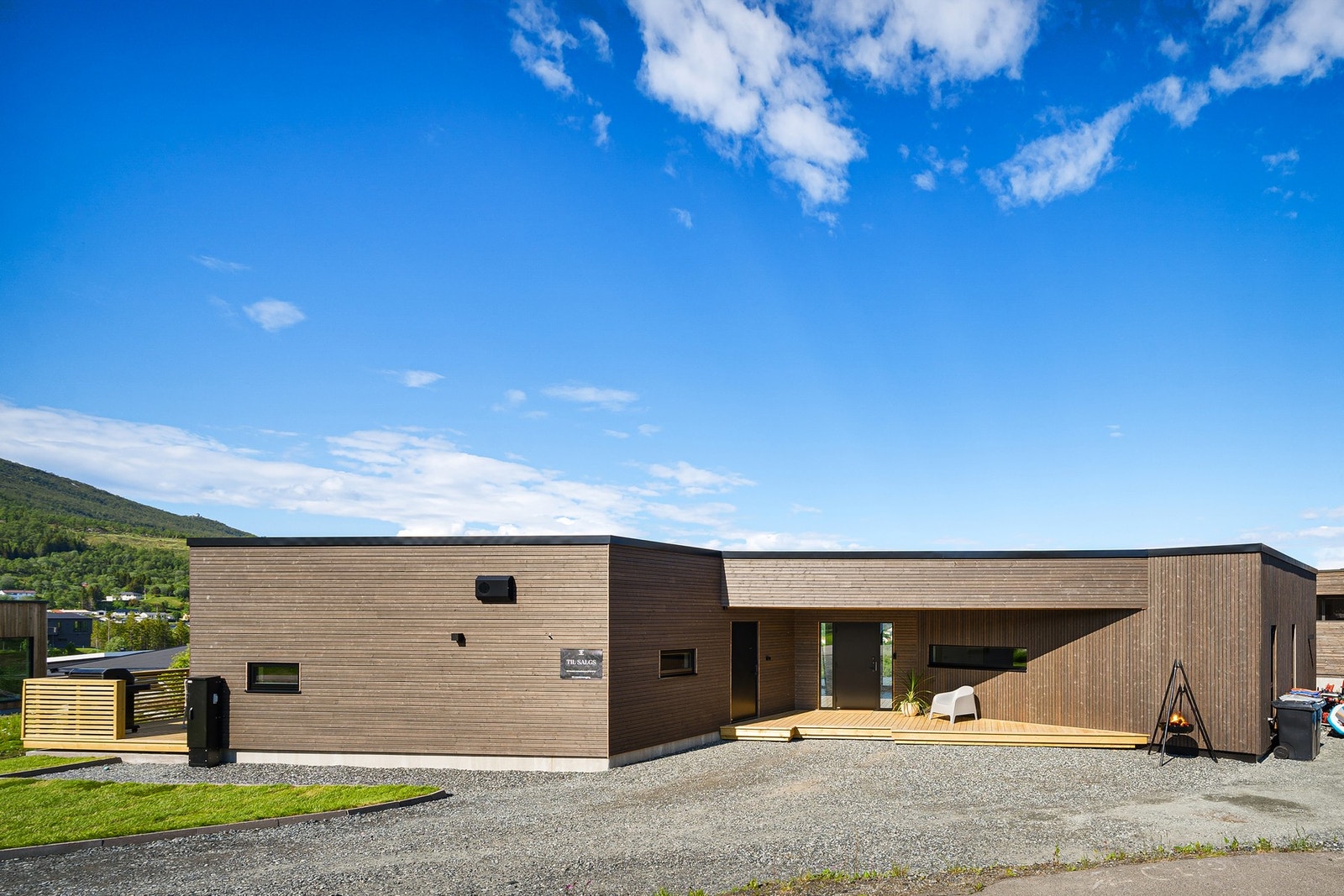 God plass til parkering, hage med nylagt plen og flotte terrasseområder Galleribilde