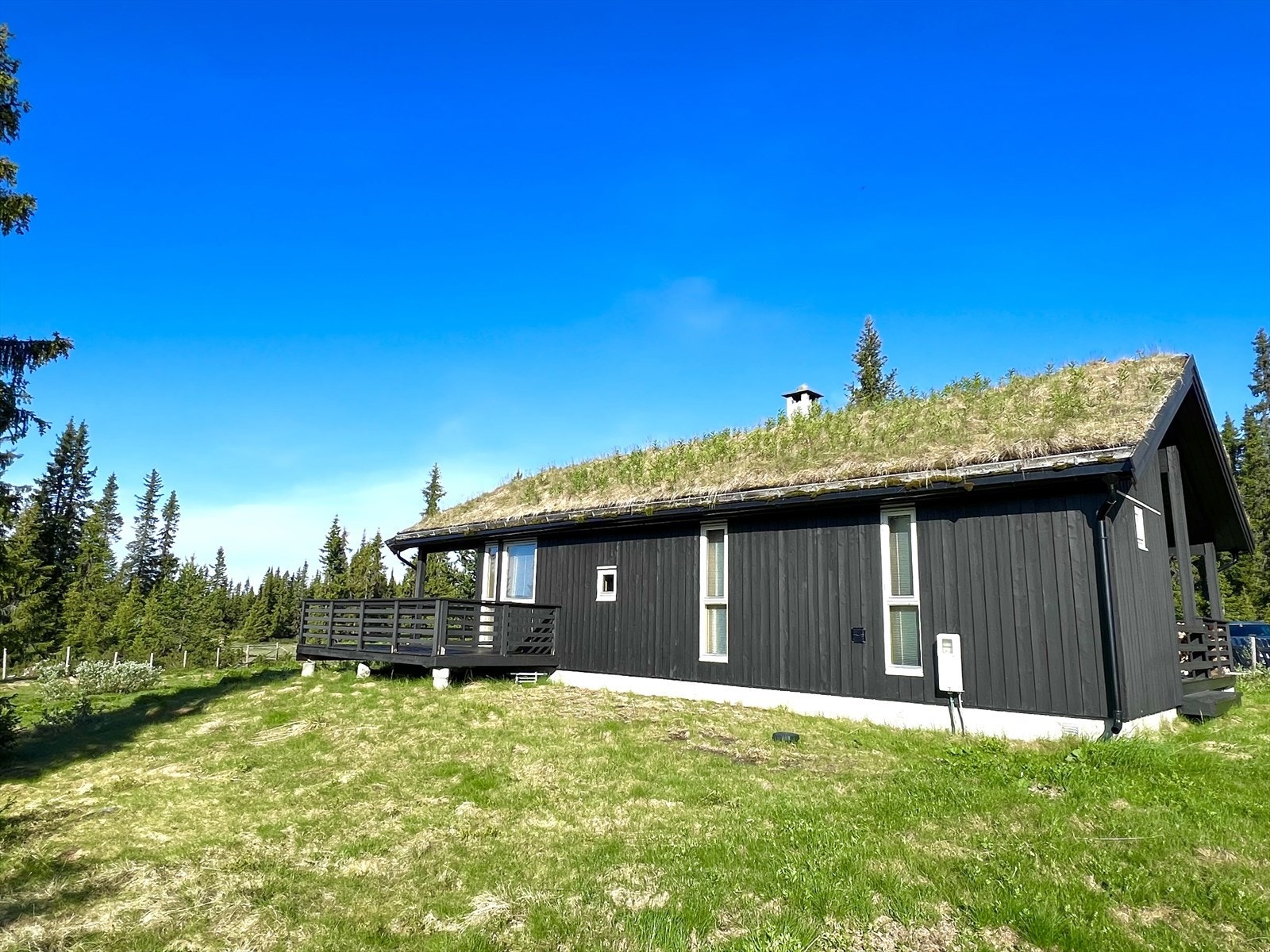Om en ønsker å føle nærheten til naturen, ha god uteplass til aktive barn og nydelig turterreng rett utenfor hyttedøra, da kan denne eiendommen være et godt valg. Galleribilde