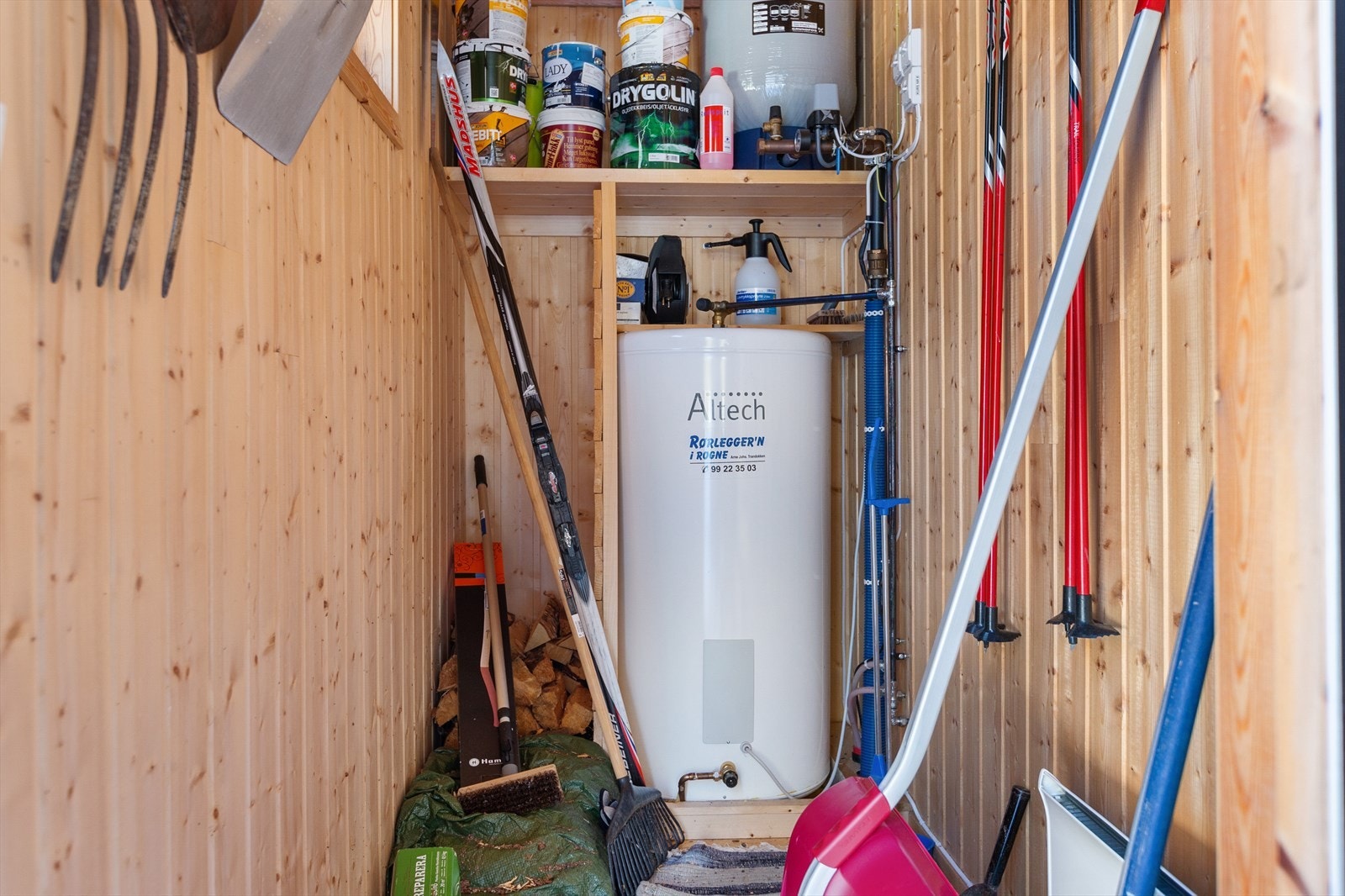 Vanninntak, pumpe, varmtvannsbereder m.m. er plassert i bod/teknisk rom. Her er det også plass til litt ved, ski ol. Galleribilde
