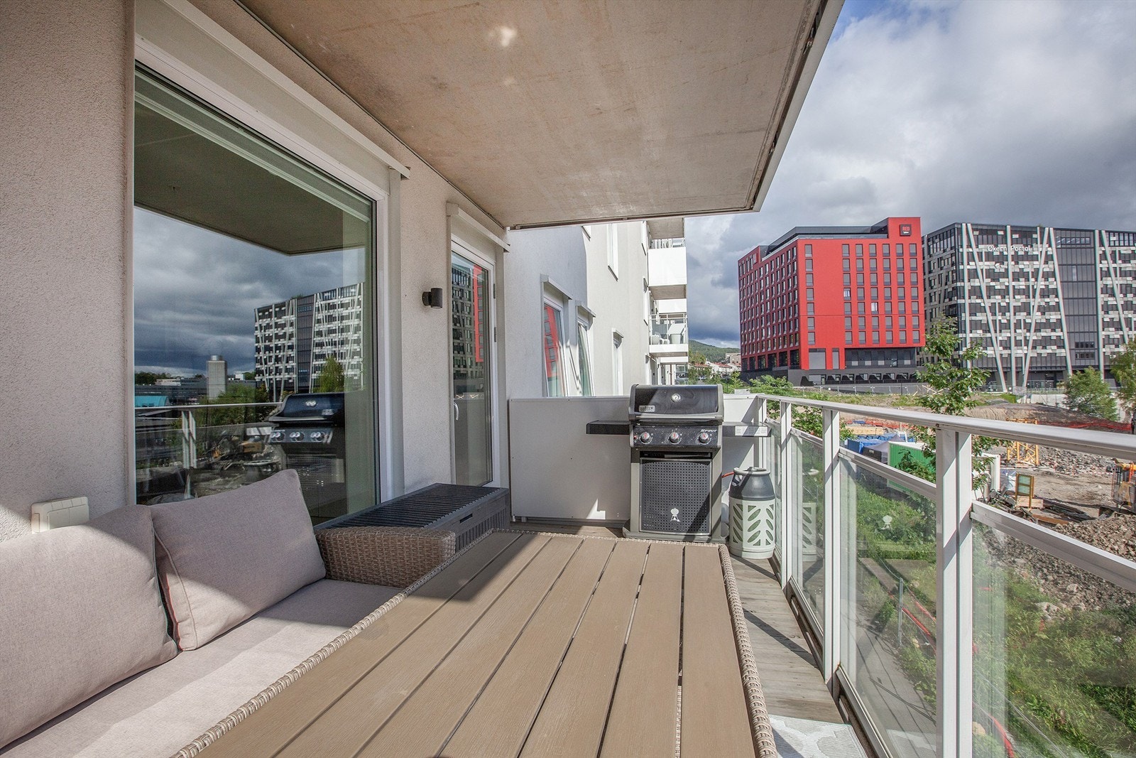 Balkong på 10 m² med utsikt mot byen. Selger opplyser om sol fra soloppgang til kl. 12.00. Her kan man nyte frokosten og lunsjen. Galleribilde