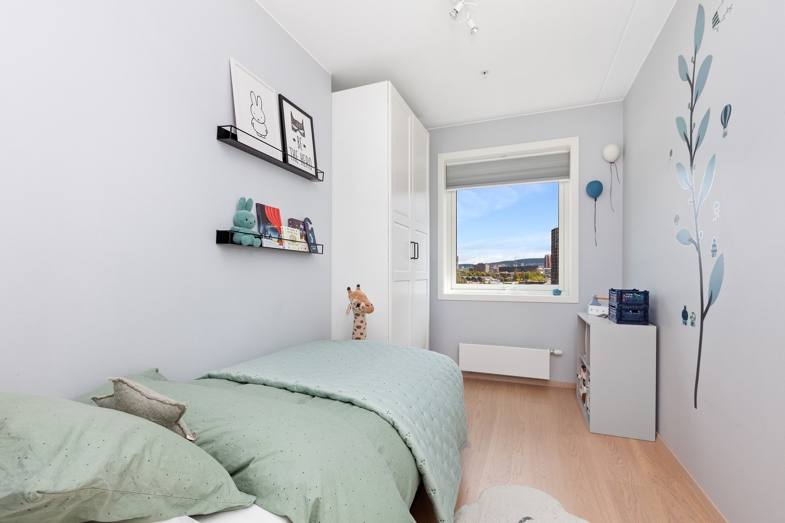 Koselig barnerom med plass til seng, nattbord, skrivebord og kontorstol. Garderobeskap med plass til klær. Rommet kan også brukes som gjesterom eller kontor. Galleribilde