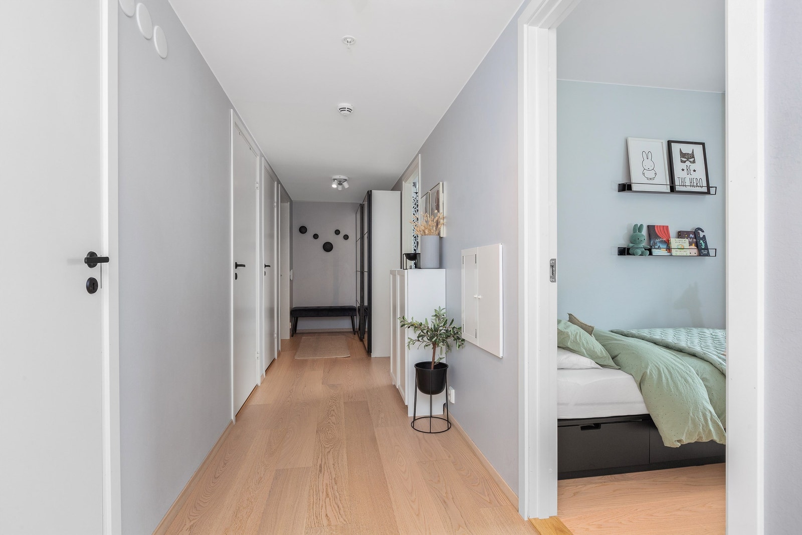 Plass til oppheng av tøy og oppbevaring av sko. Stor skyvedørsgarderobe med plass til diverse. Ytterligere plass til for eksempel kommoder og hyller i gangen. Galleribilde