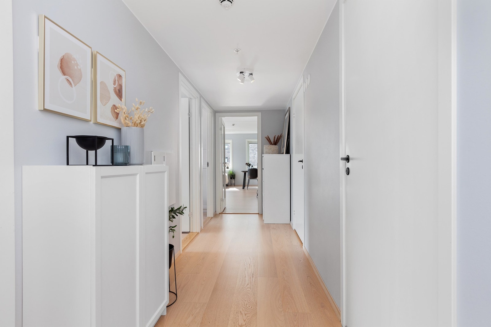 Innbydende entré med adkomst til alle rom i leiligheten. Galleribilde