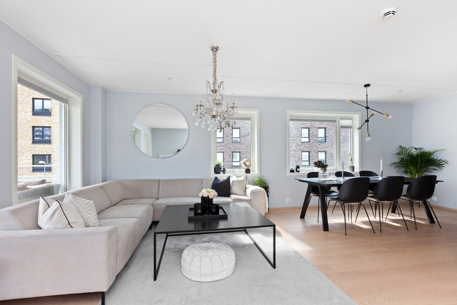 Stor stue med flere vinduer fra to sider som slipper inn godt med lys. Galleribilde