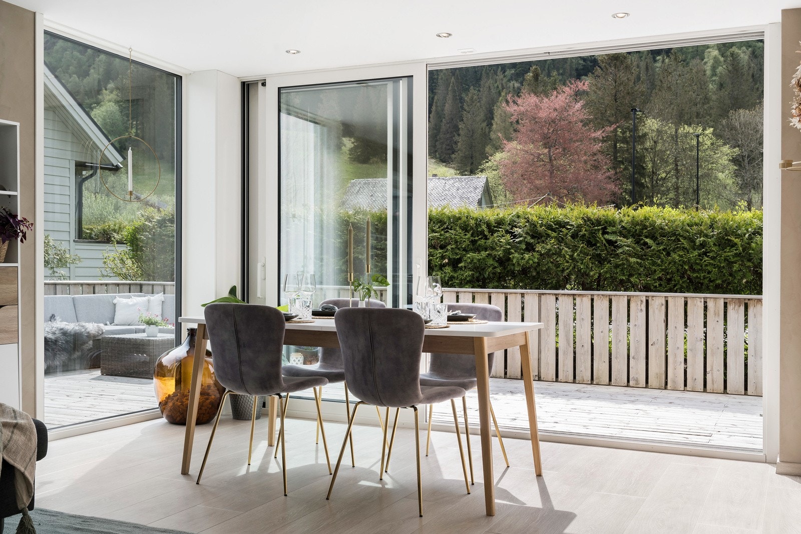 I 2019 blei tidlegare terrasse innbygd i stova. Skyvedør ut til terrasse på ca 46 kvm. Galleribilde