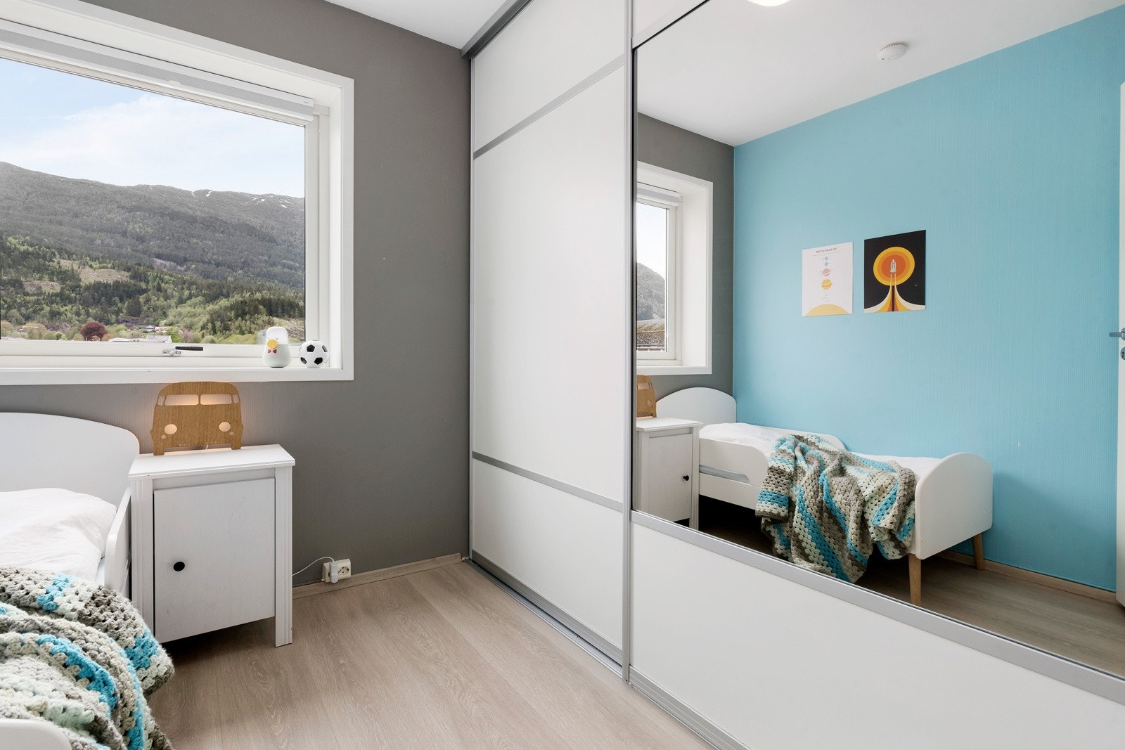 Det er skyvedørsgarderobe på alle soverom. Galleribilde
