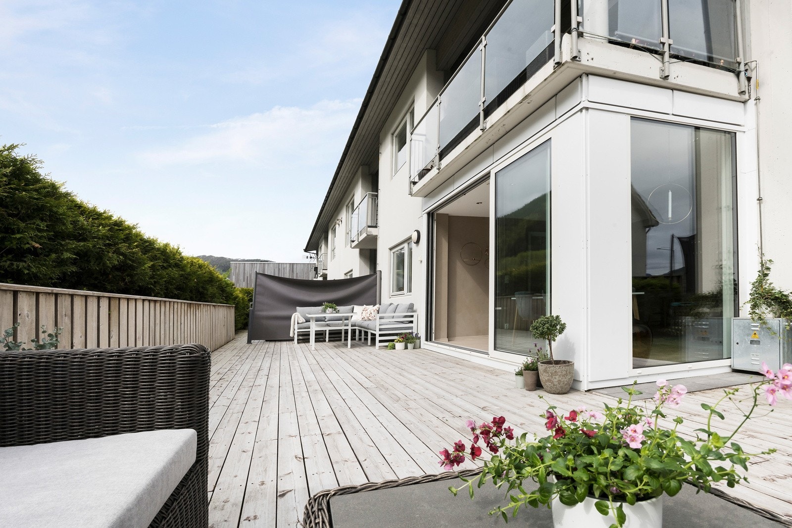 Frå stova er det tilkomst til stor treplatting med sol til ca kl 20 på høgsommaren. Galleribilde