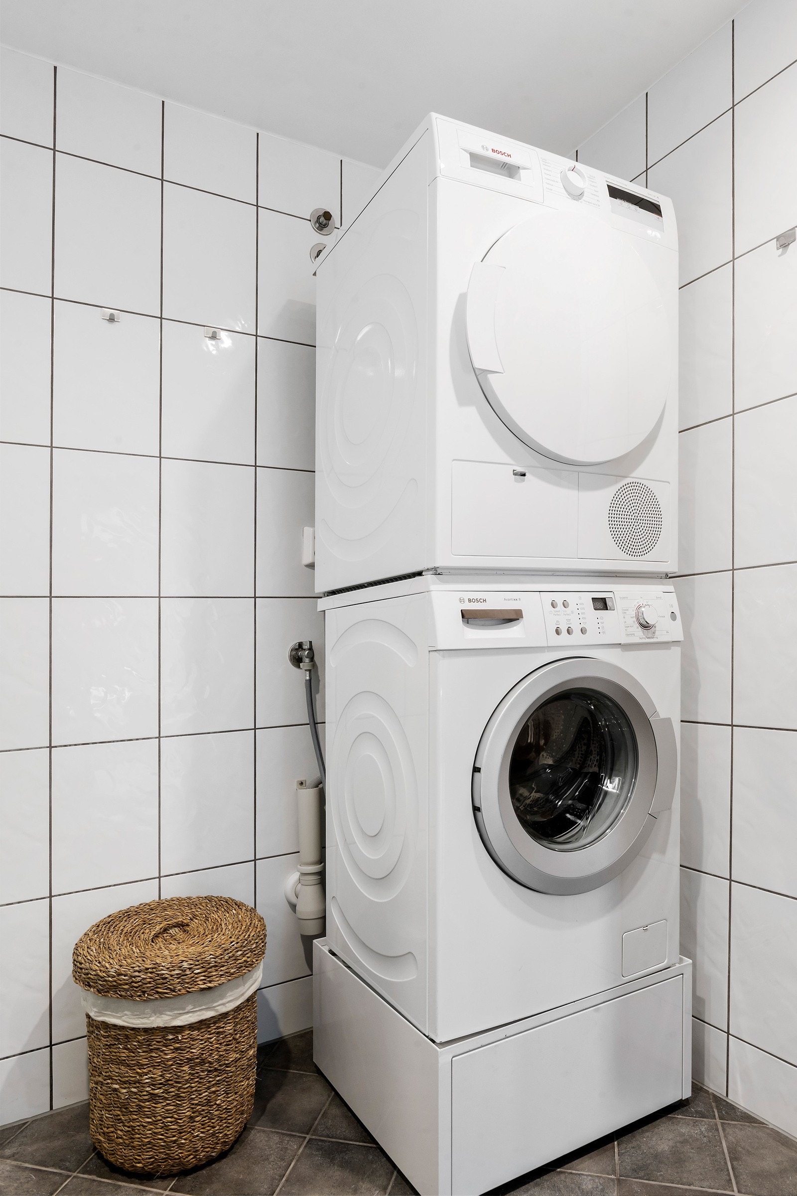 Opplegg til vaskemaskin på badet. Også plass til tørketrommel. Galleribilde