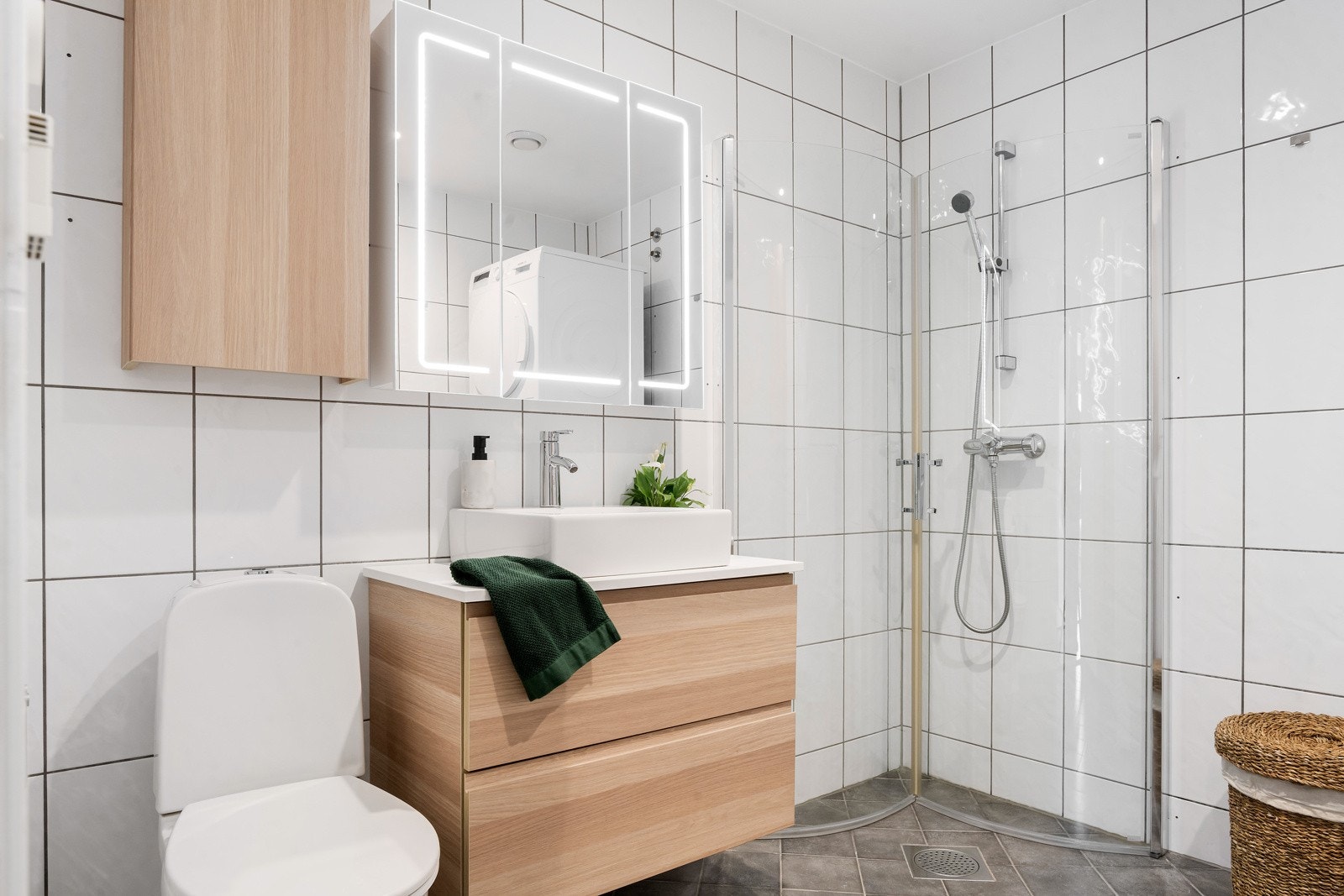 Heilflisa bad/vaskerom med varmekablar i golv og slett himling med downlights Galleribilde