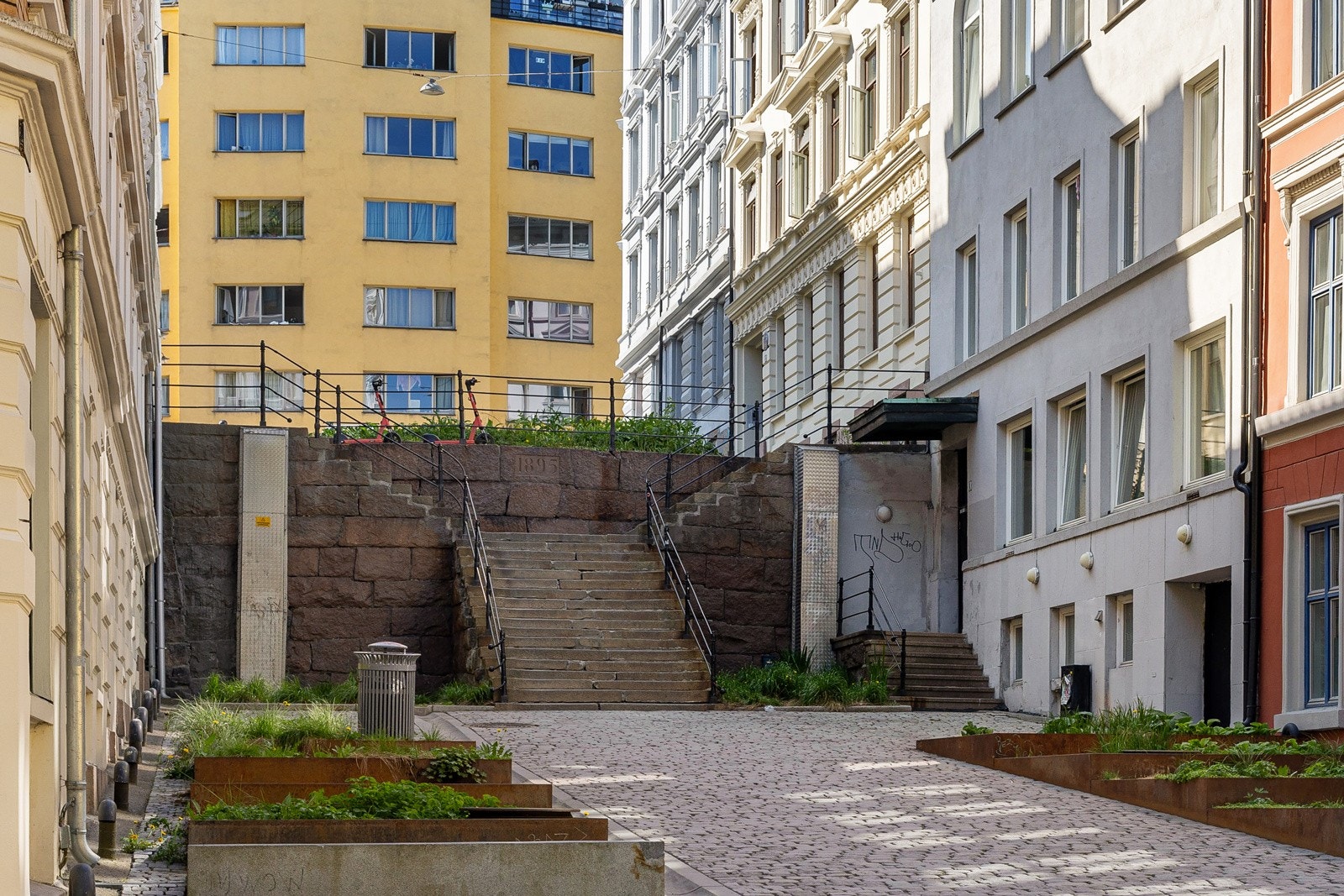 Nærområdet består av gatetun med lite trafikk. Galleribilde